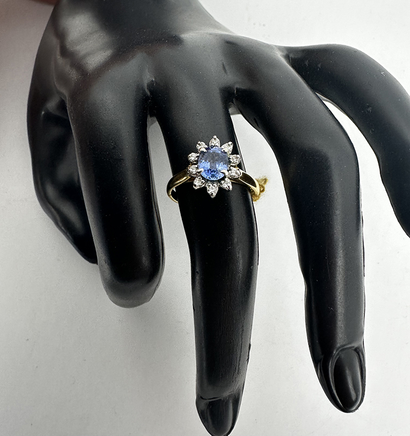 Cornflower Blue Sapphire & Diamond 18 ct. Cluster Ring - Image 9 of 11