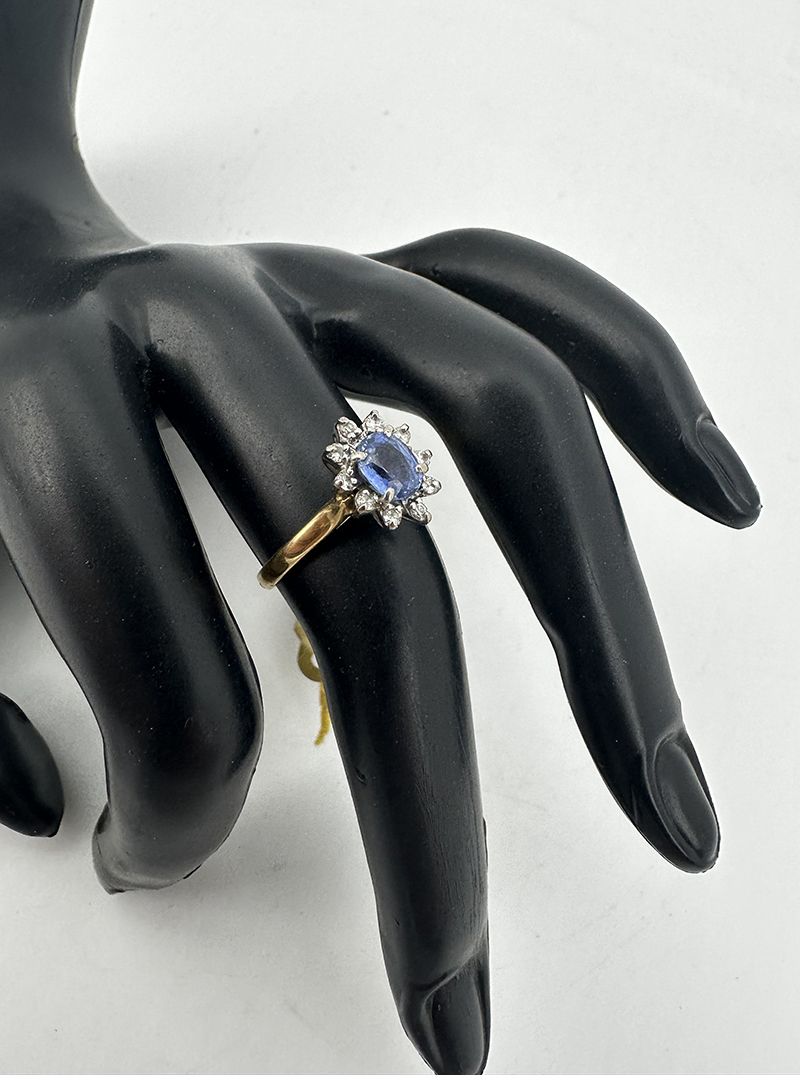 Cornflower Blue Sapphire & Diamond 18 ct. Cluster Ring - Image 7 of 11