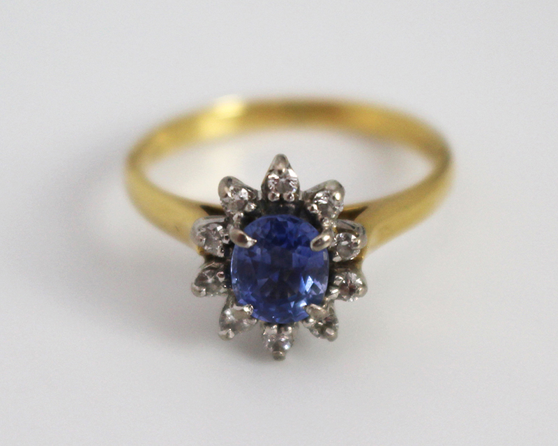 Cornflower Blue Sapphire & Diamond 18 ct. Cluster Ring