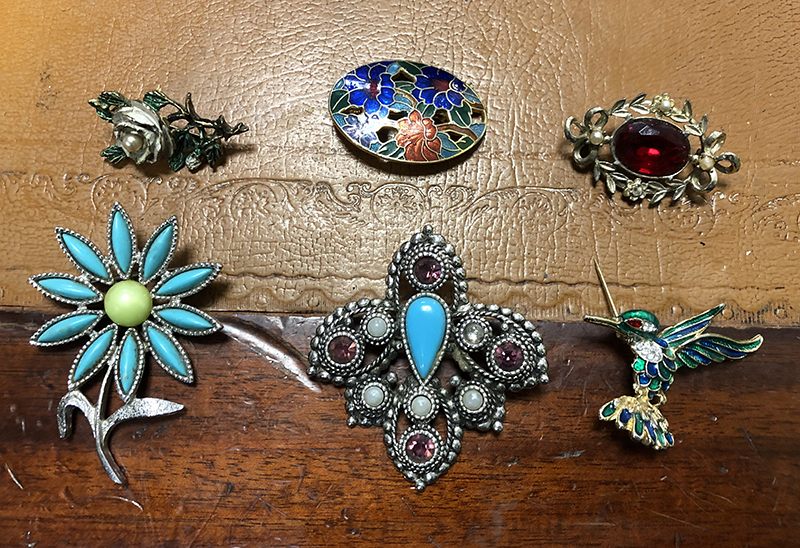Collection of 6 Brooches