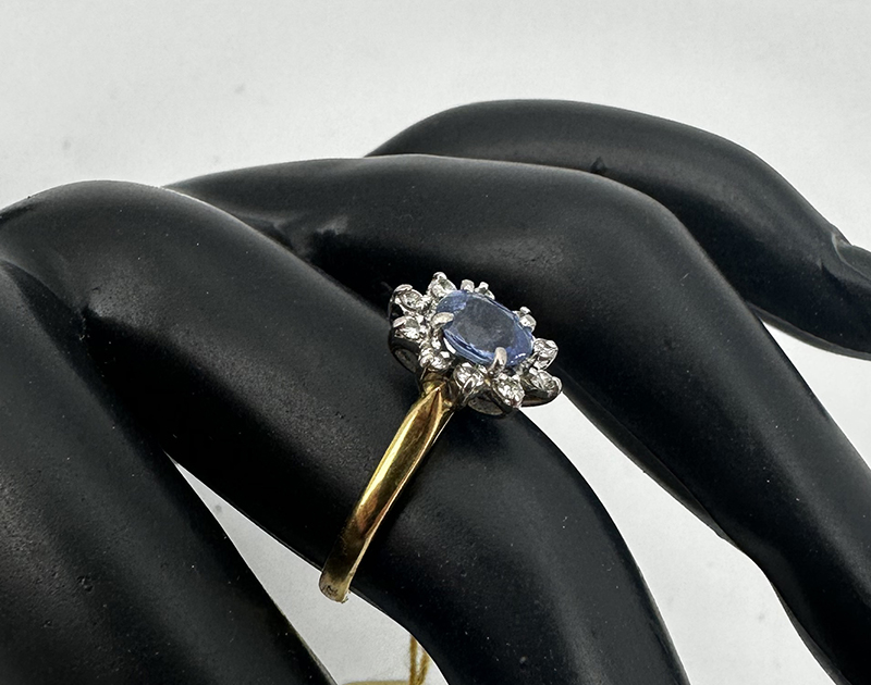 Cornflower Blue Sapphire & Diamond 18 ct. Cluster Ring - Image 8 of 11