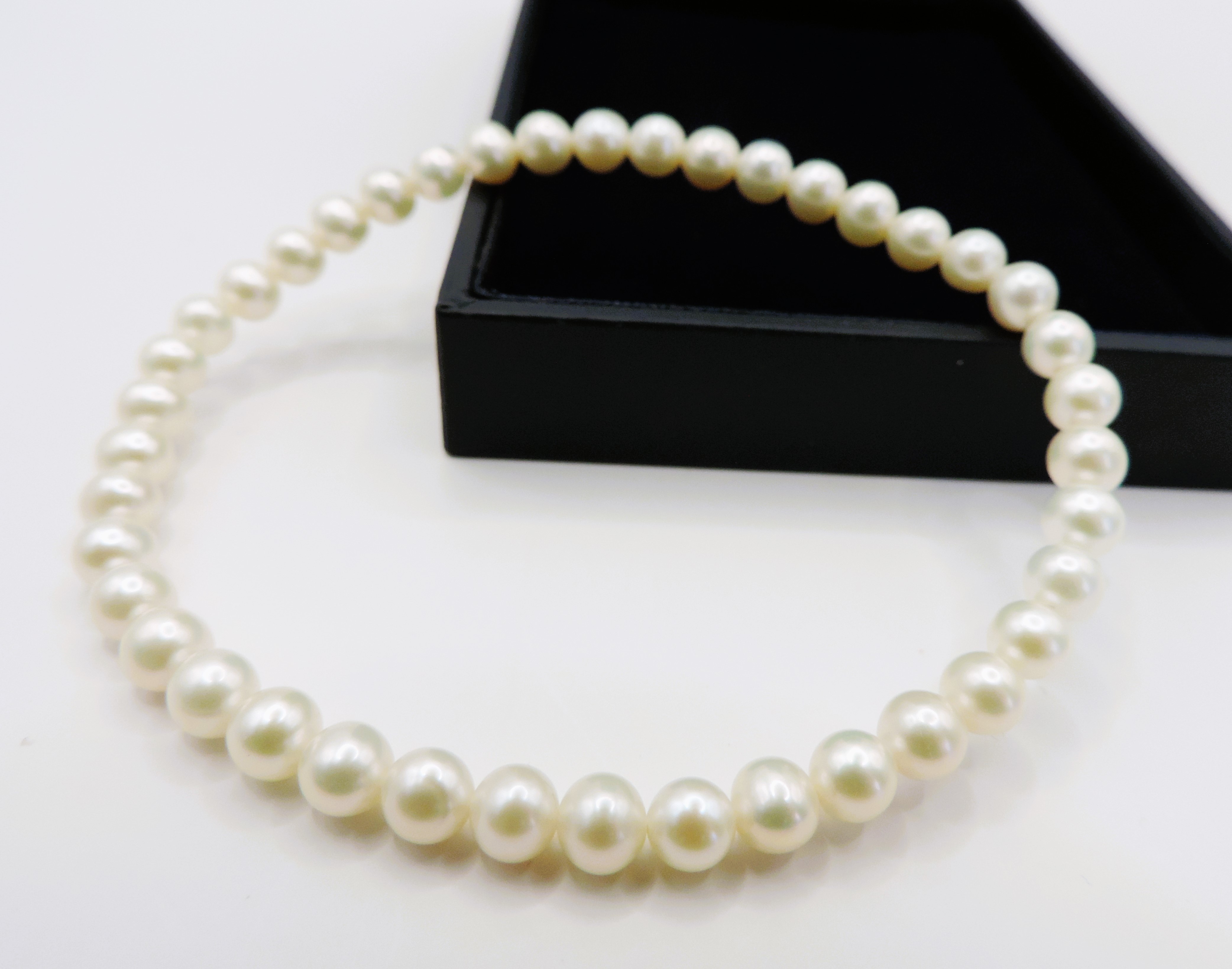 Cultured Pearl Expandable Bracelet New with Gift Pouch - Image 2 of 3