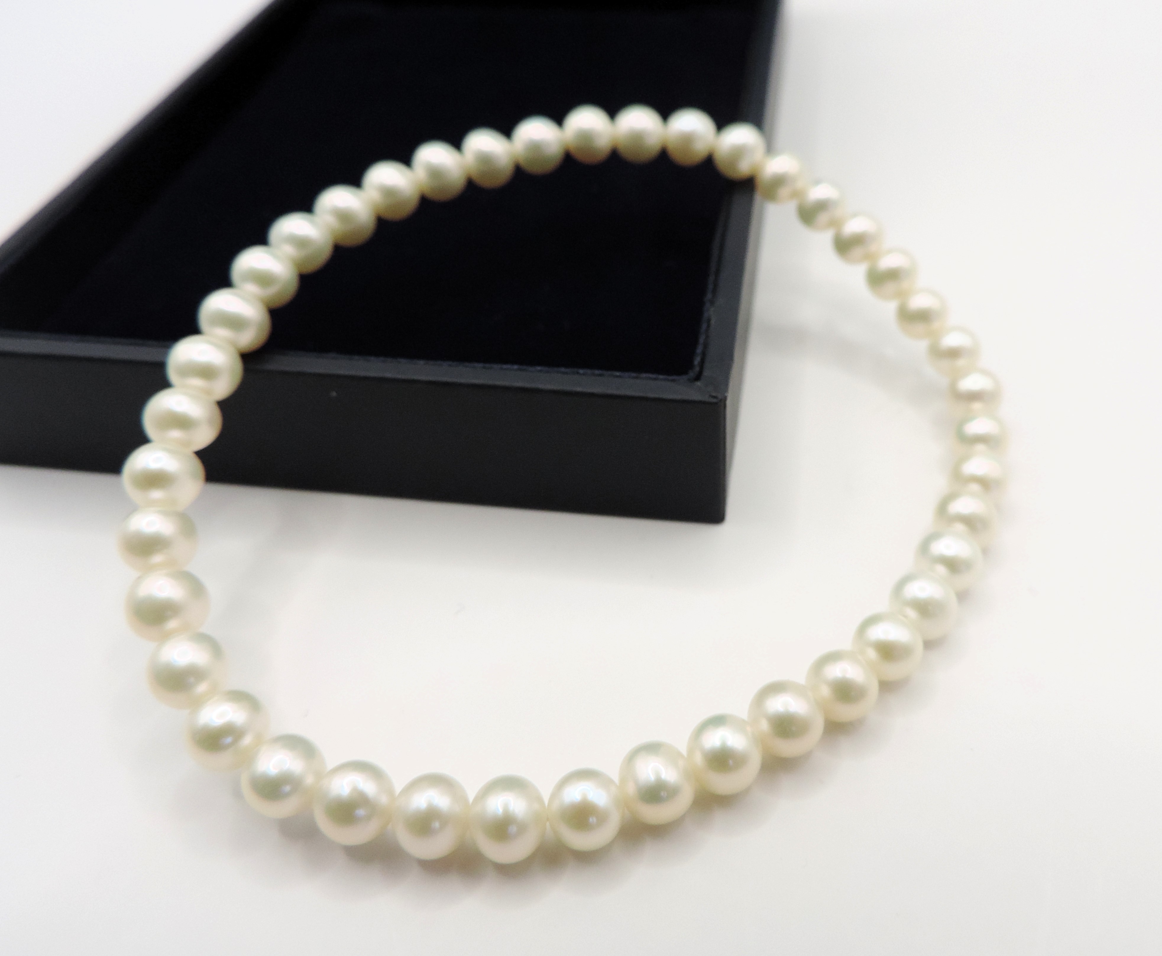 Cultured Pearl Expandable Bracelet New with Gift Pouch - Image 3 of 3
