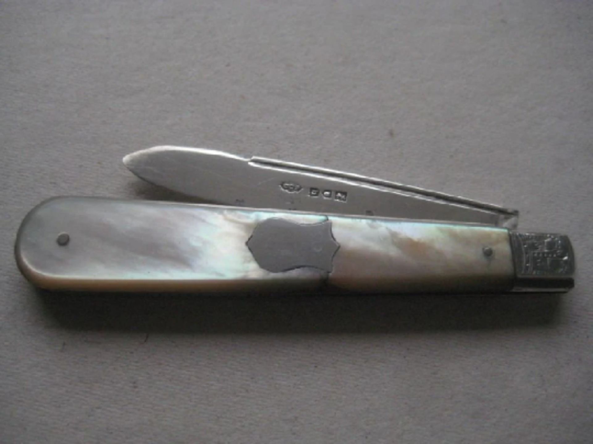 Rare London Hallmarked Edwardian Mother of Pearl Hafted Silver Bladed Folding Fruit Knife - Image 7 of 8