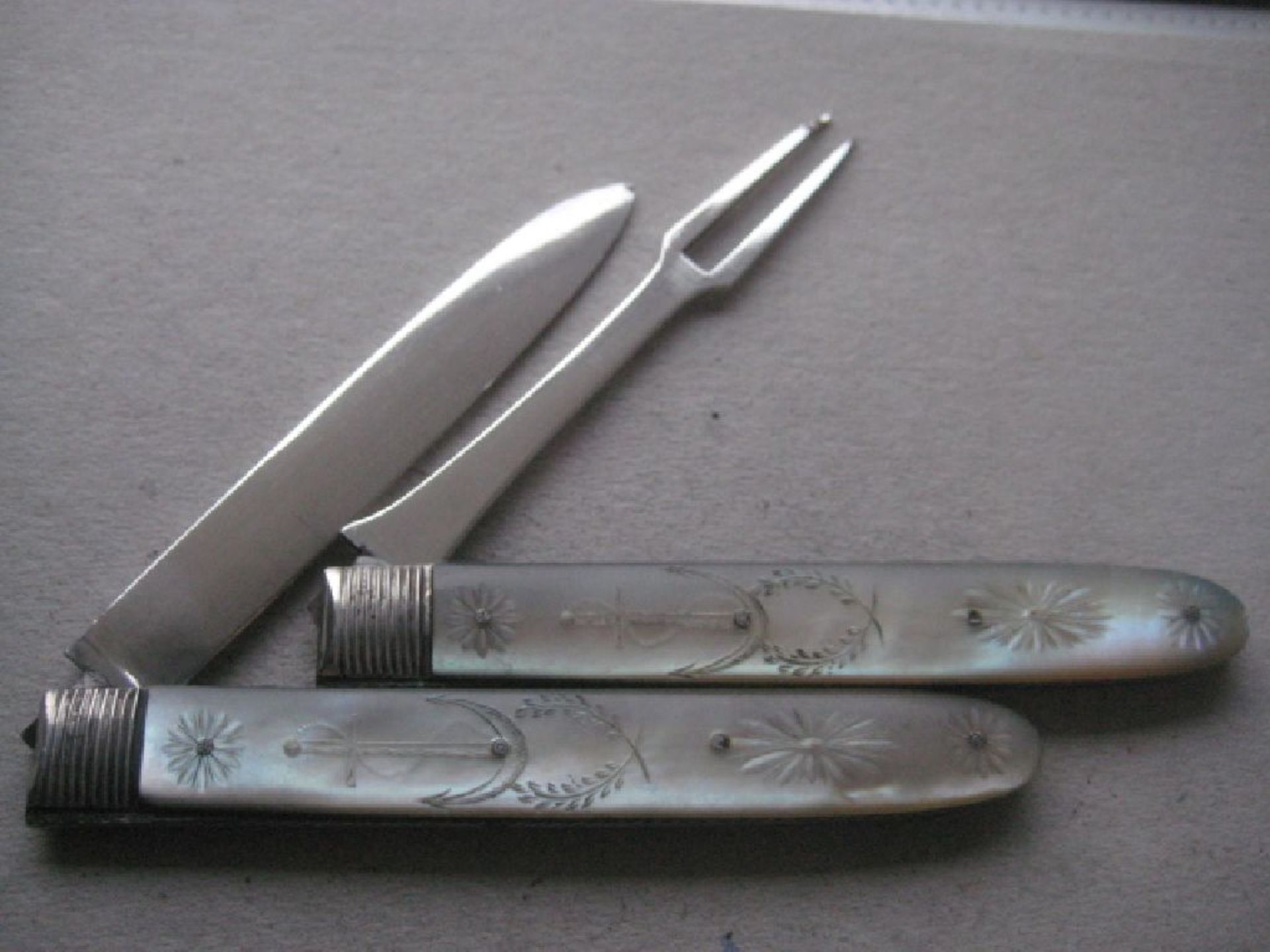Rare George III Mother of Pearl Hafted Silver Bladed Folding Fruit Knife and Folding Fork - Image 2 of 10