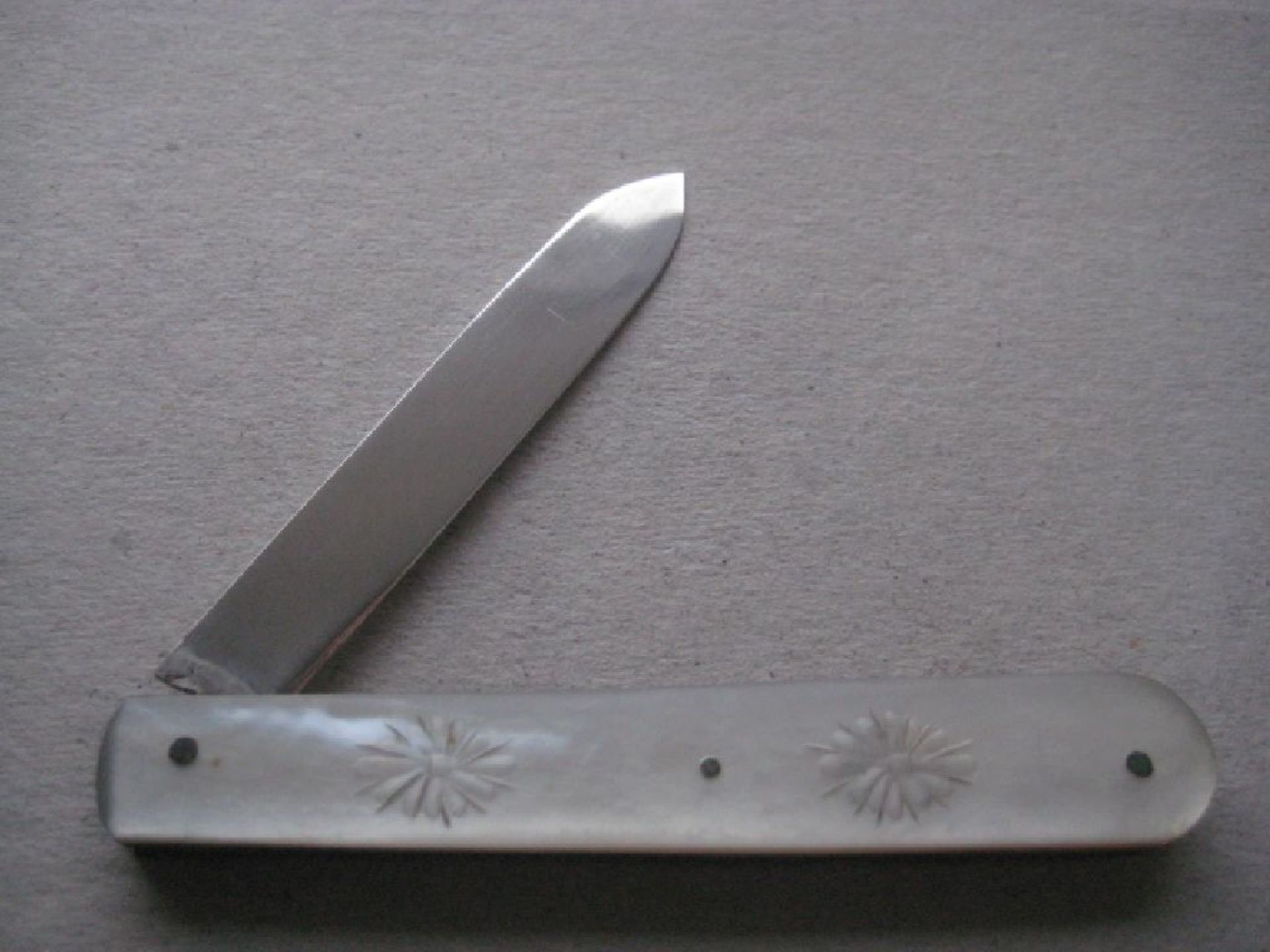 George V Mother of Pearl Hafted Silver Bladed Folding Fruit Knife - Image 2 of 9