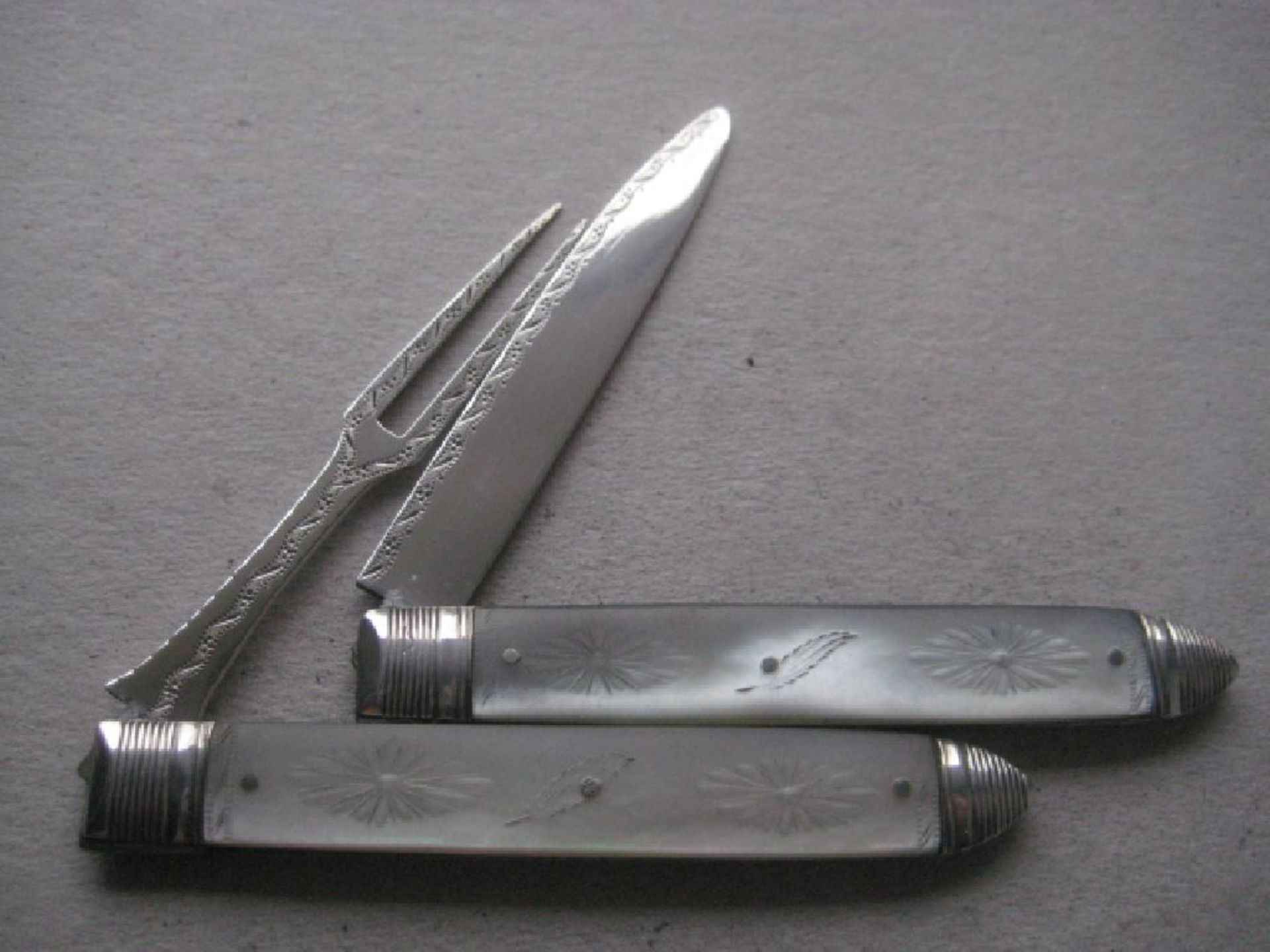 Rare George III Mother of Pearl Hafted Silver Bladed Folding Fruit Knife and Folding Fork, Cased - Image 4 of 10