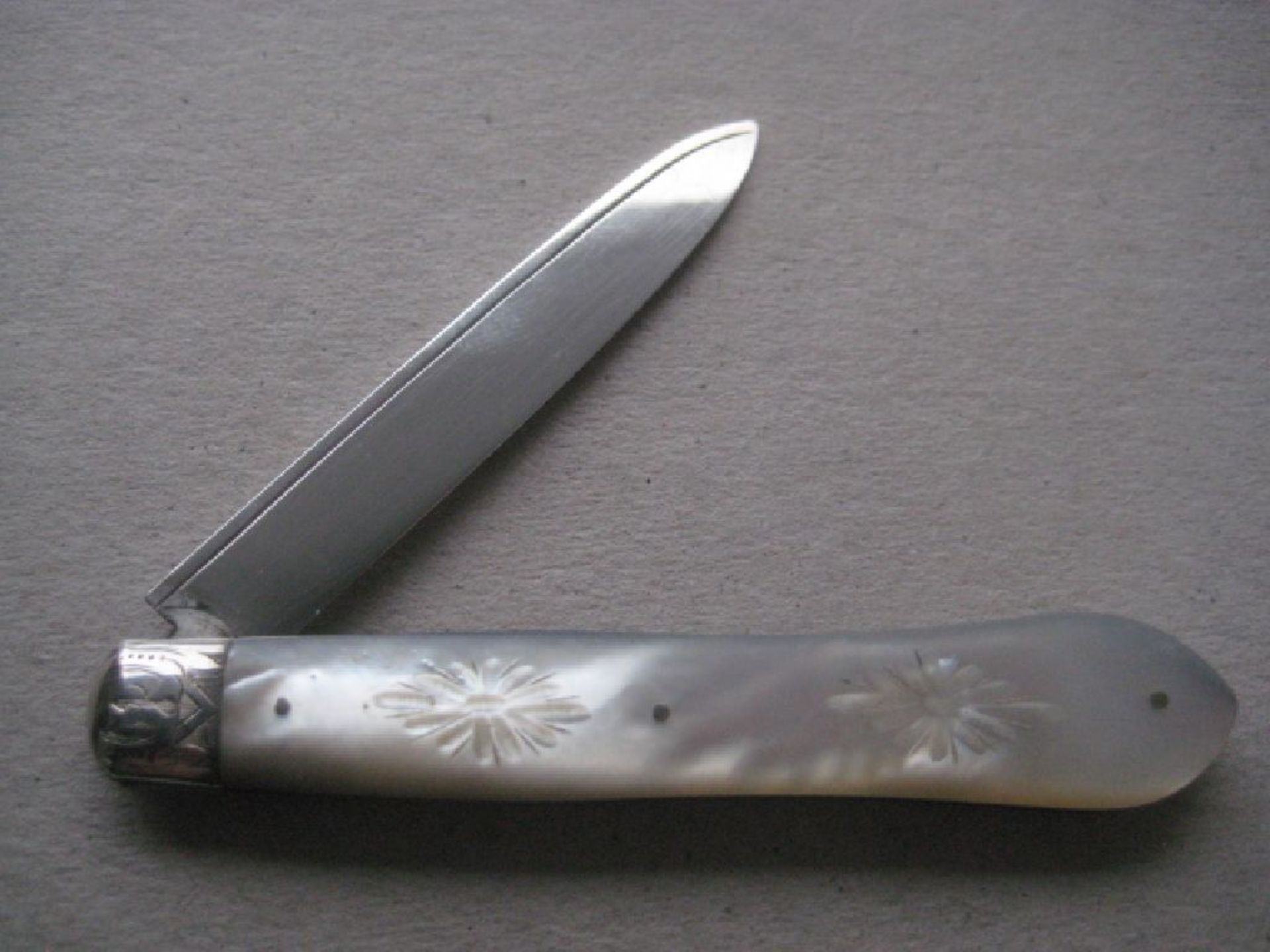 Victorian Mother of Pearl Hafted Silver Bladed Folding Fruit Knife and Fork, Cased - Image 7 of 23