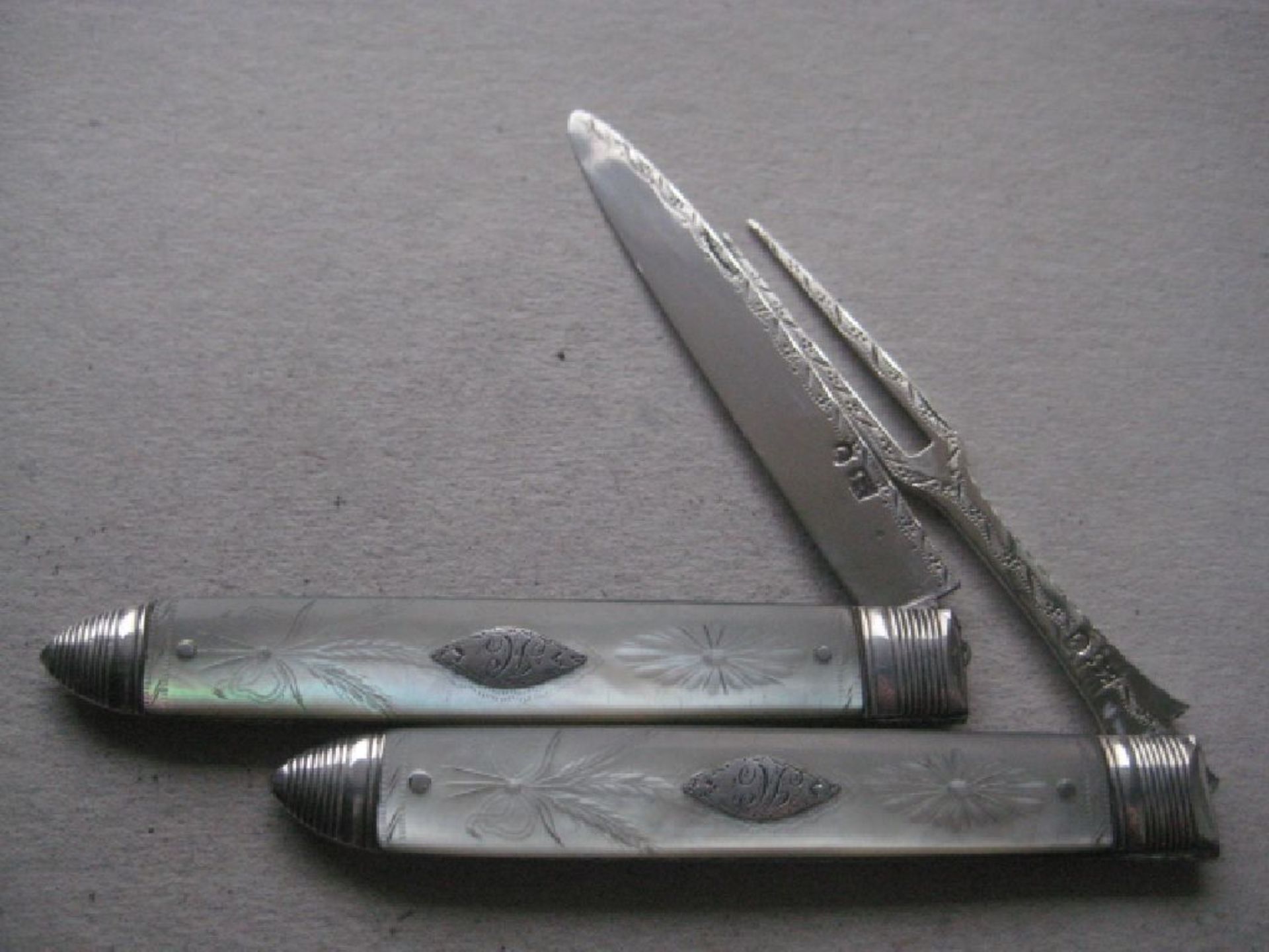 Rare George III Mother of Pearl Hafted Silver Bladed Folding Fruit Knife and Folding Fork, Cased - Image 3 of 10