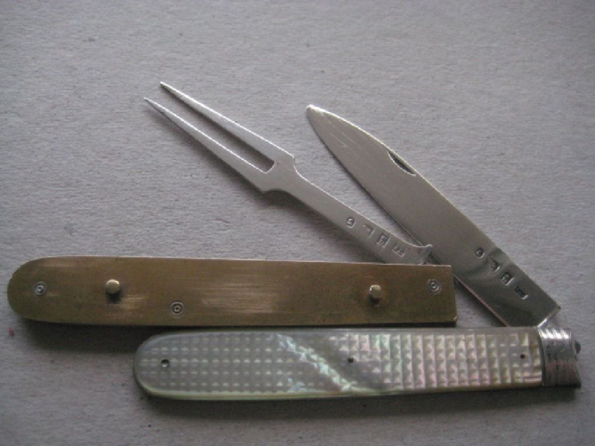 George IV Mother of Pearl Hafted Slotting Silver Bladed Folding Fruit Knife and Fork - Image 6 of 17