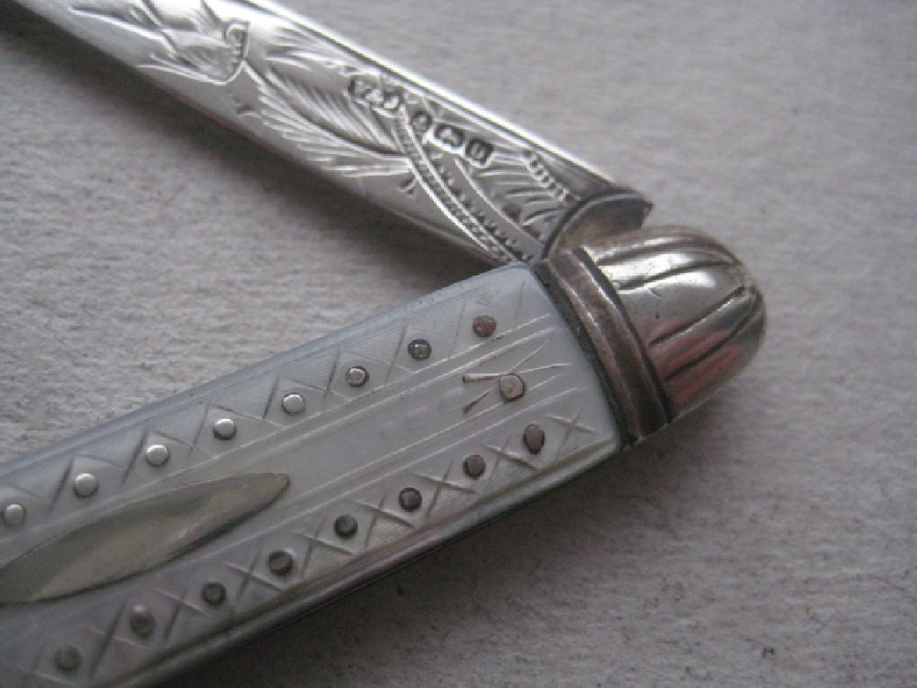 George V Mother of Pearl Hafted Silver Bladed Folding Fruit Knife - Image 4 of 10