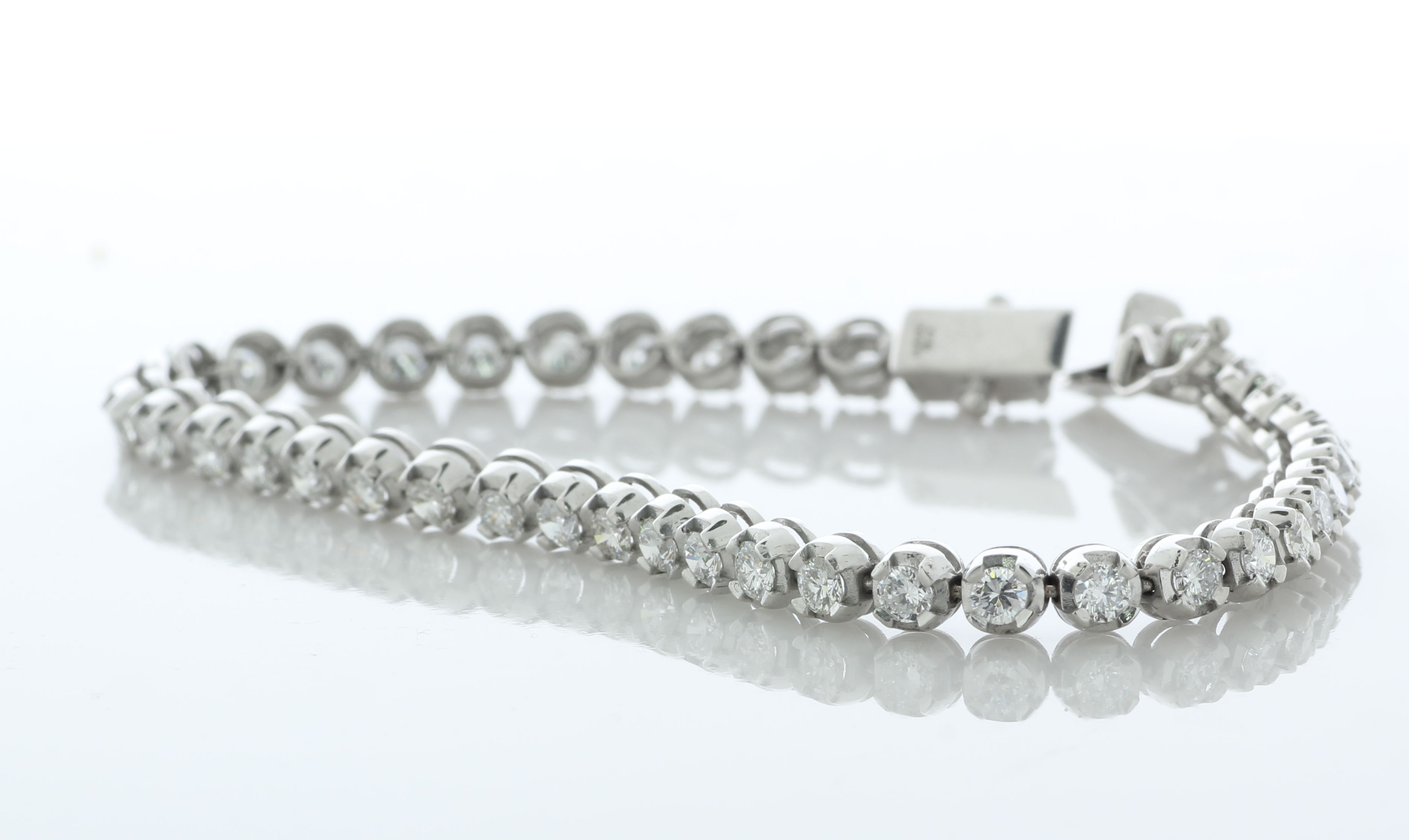 18ct White Gold Tennis Diamond Bracelet 3.72 Carats - Image 3 of 4