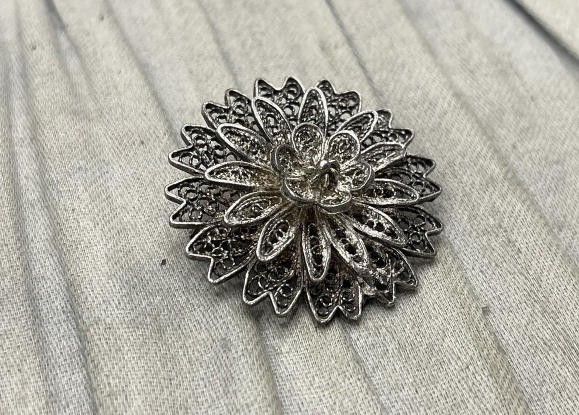 Vintage Filigree Flower Brooch Unmarked Silver Pin Sweetheart Floral Intricate - Bild 3 aus 5