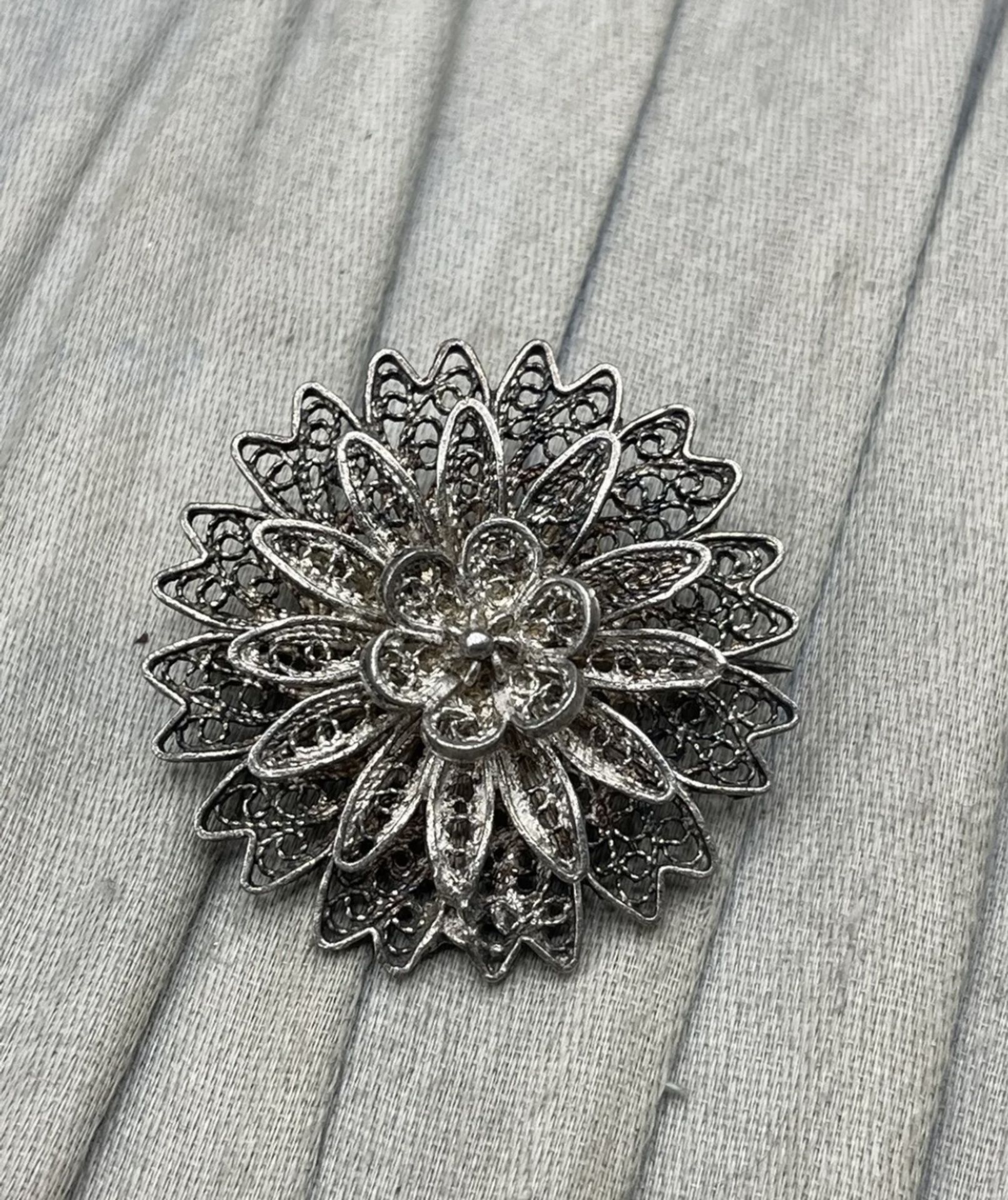 Vintage Filigree Flower Brooch Unmarked Silver Pin Sweetheart Floral Intricate - Bild 2 aus 5