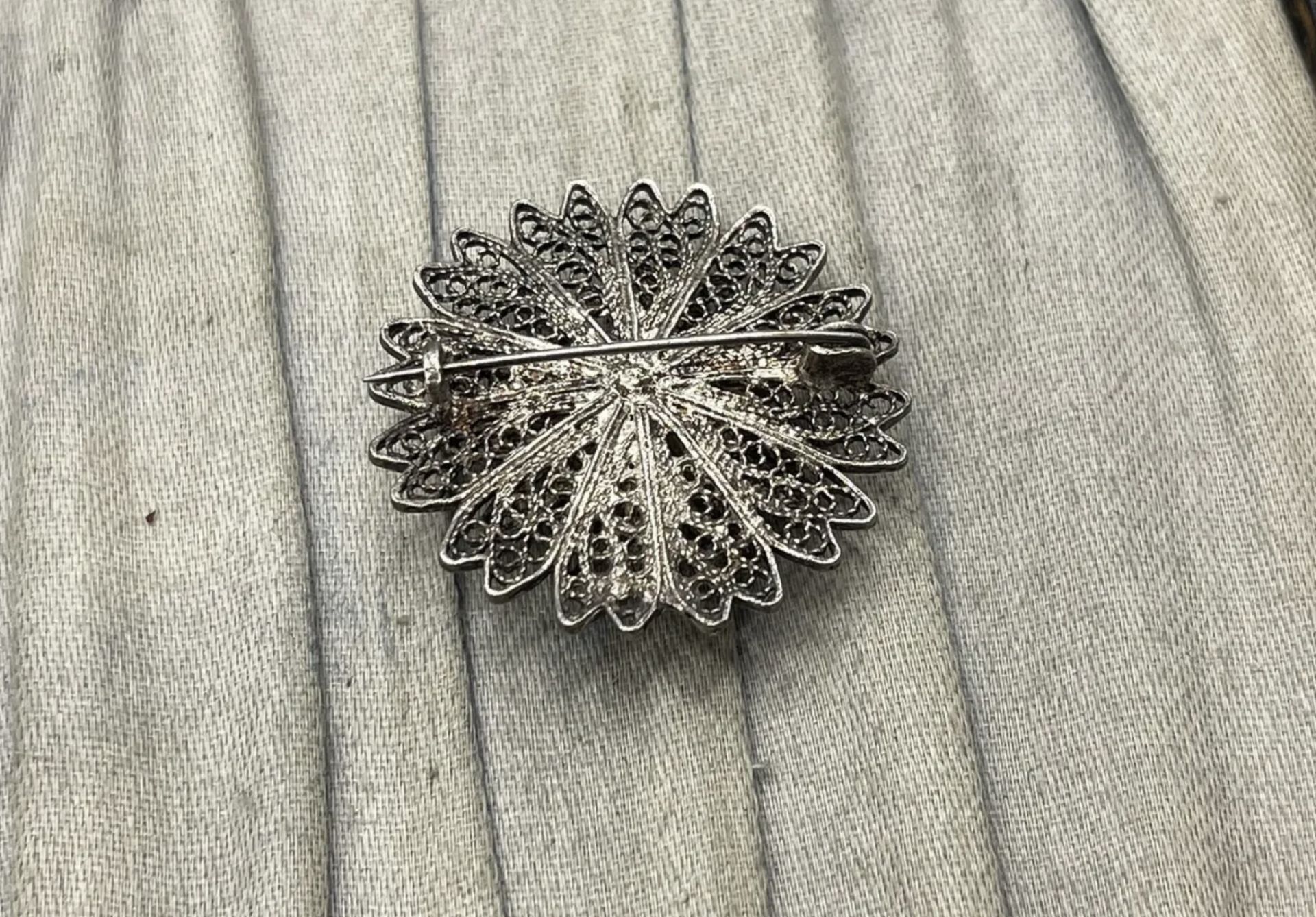 Vintage Filigree Flower Brooch Unmarked Silver Pin Sweetheart Floral Intricate - Bild 4 aus 5