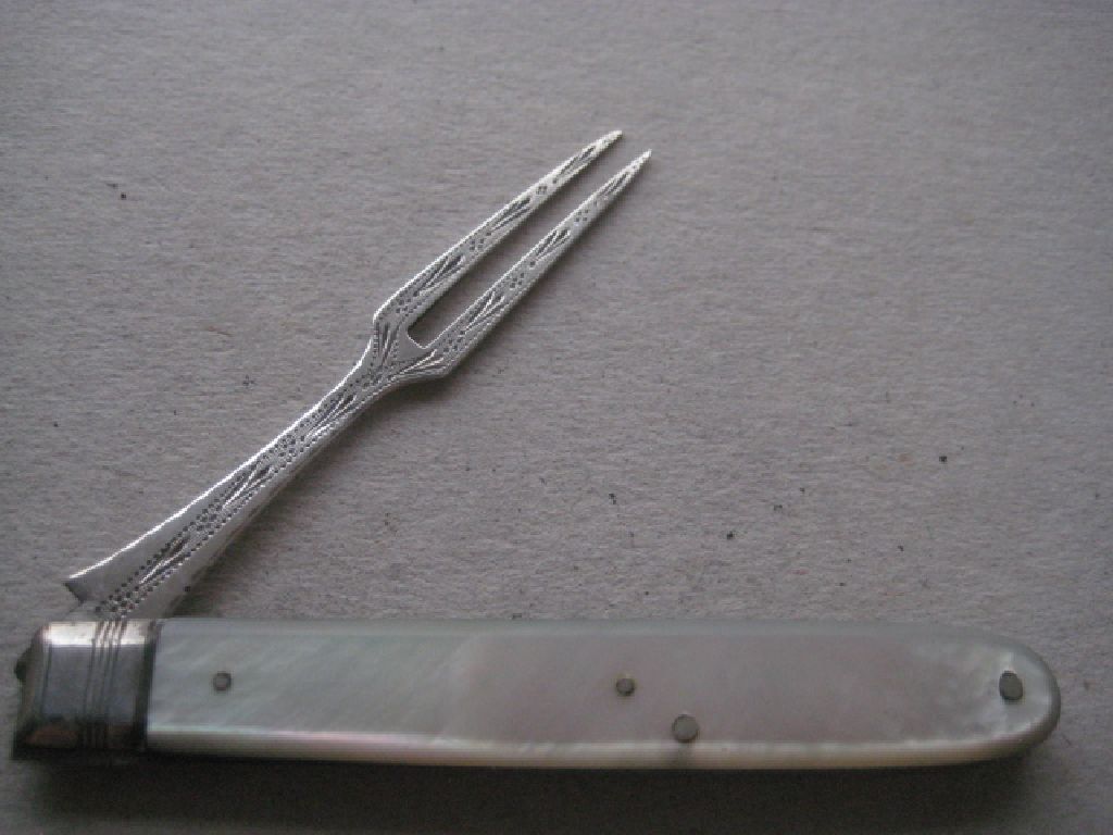 George III Mother of Pearl Hafted Silver Bladed Folding Fruit Fork - Image 2 of 9