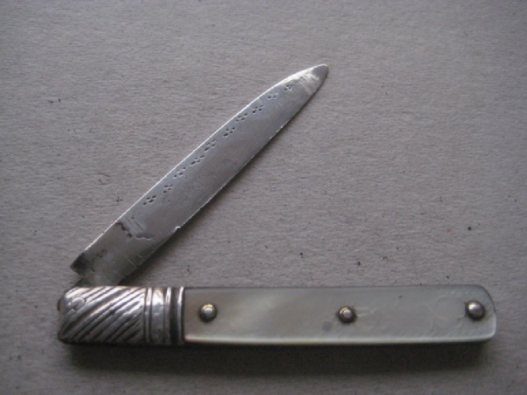 George III Mother of Pearl Hafted Silver Bladed Folding Fruit Knife - Image 2 of 9