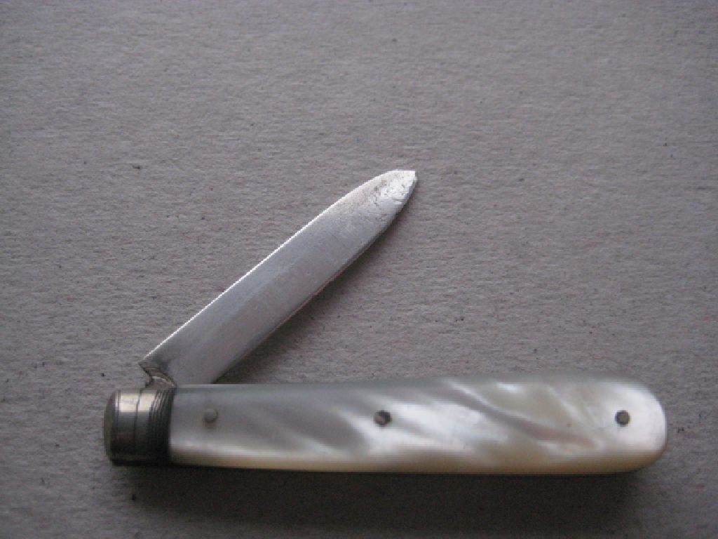 George V Mother of Pearl Hafted Silver Bladed Folding Fruit Knife - Image 2 of 5