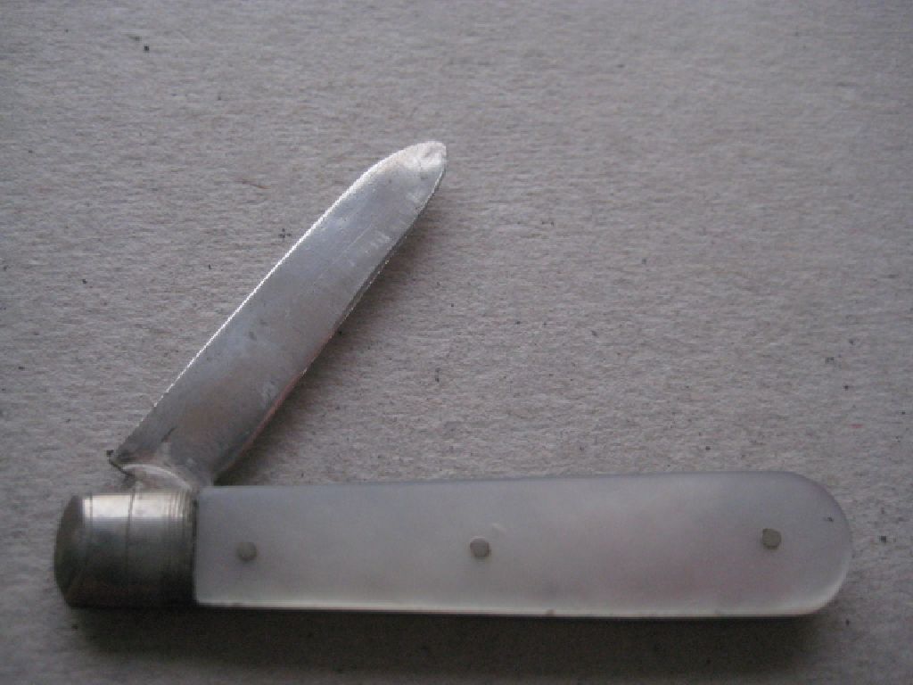 George V Mother of Pearl Hafted Silver Bladed Folding Fruit Knife - Image 2 of 6