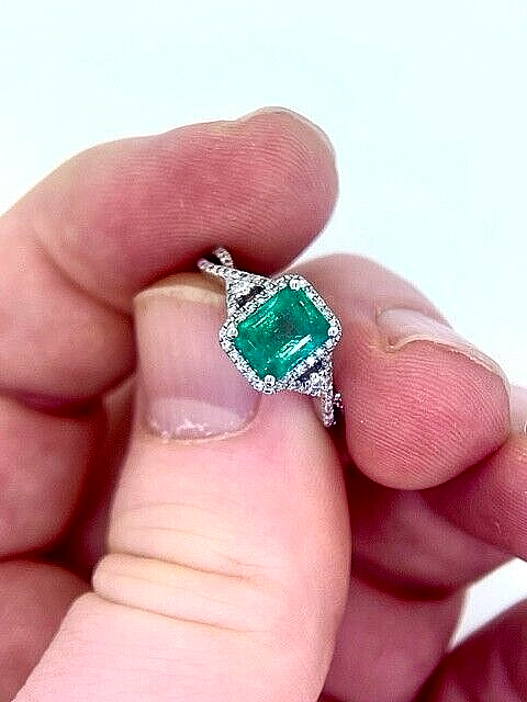 Certified 2.30 Total Carat Weight Natural Emerald and Diamonds 18K White Gold Ring - Image 3 of 7