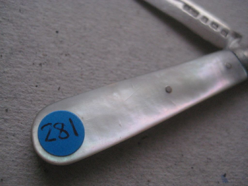 George V Mother of Pearl Hafted Silver Bladed Folding Fruit Knife - Image 3 of 6