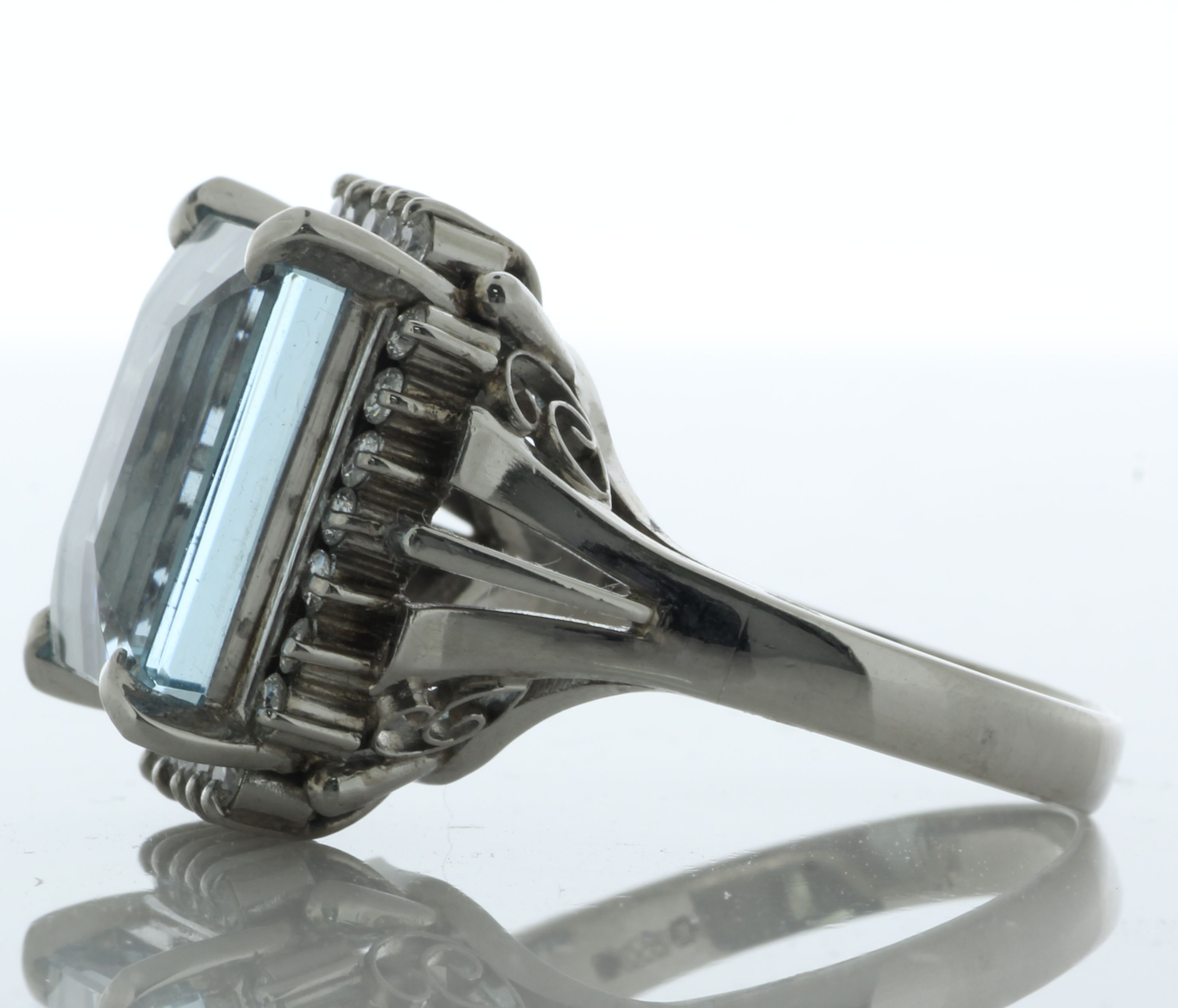 Platinum Cluster Diamond and Emerald Aqua Marine Ring (AM7.90) 0.40 Carats - Image 3 of 5