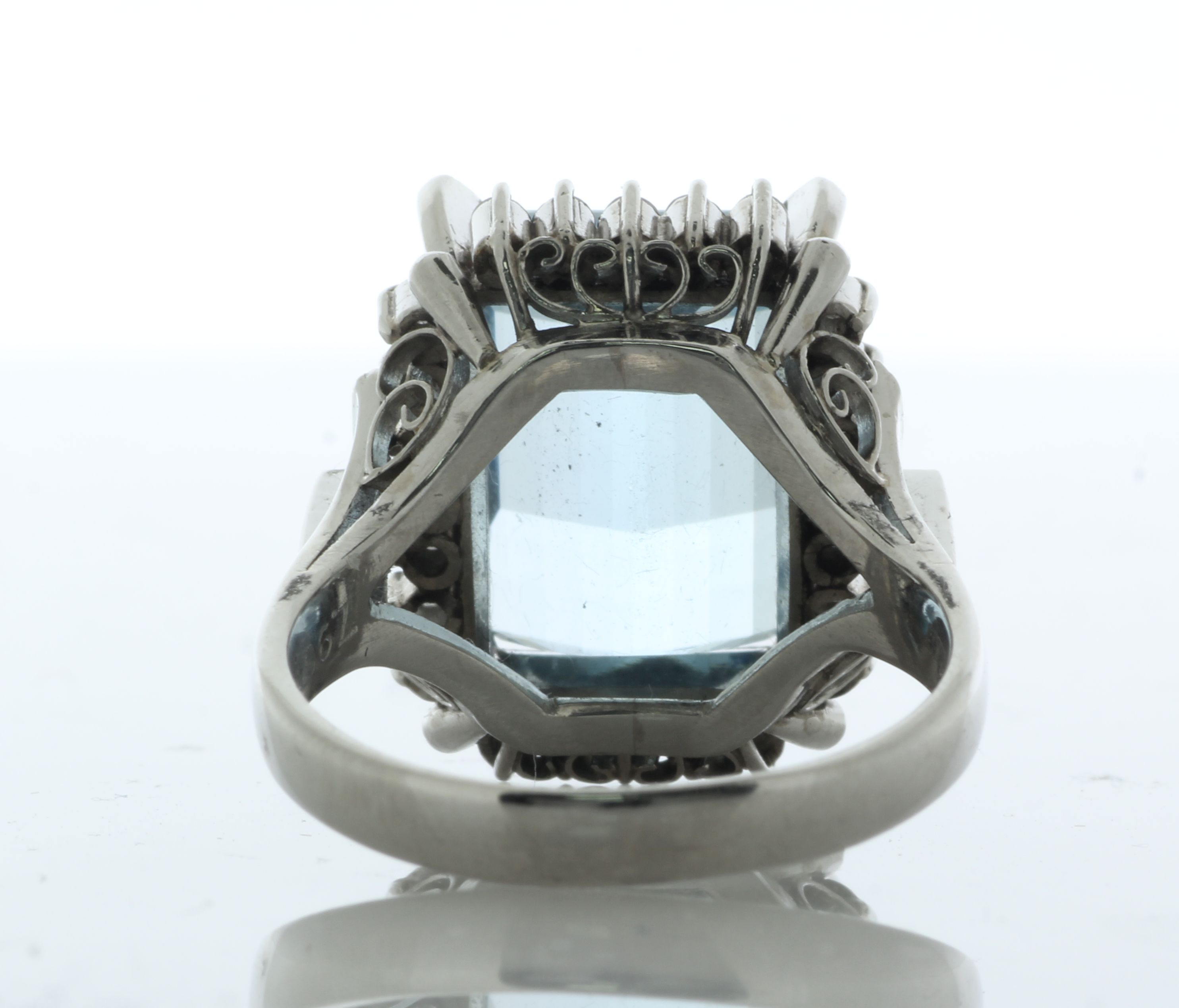 Platinum Cluster Diamond and Emerald Aqua Marine Ring (AM7.90) 0.40 Carats - Image 4 of 5