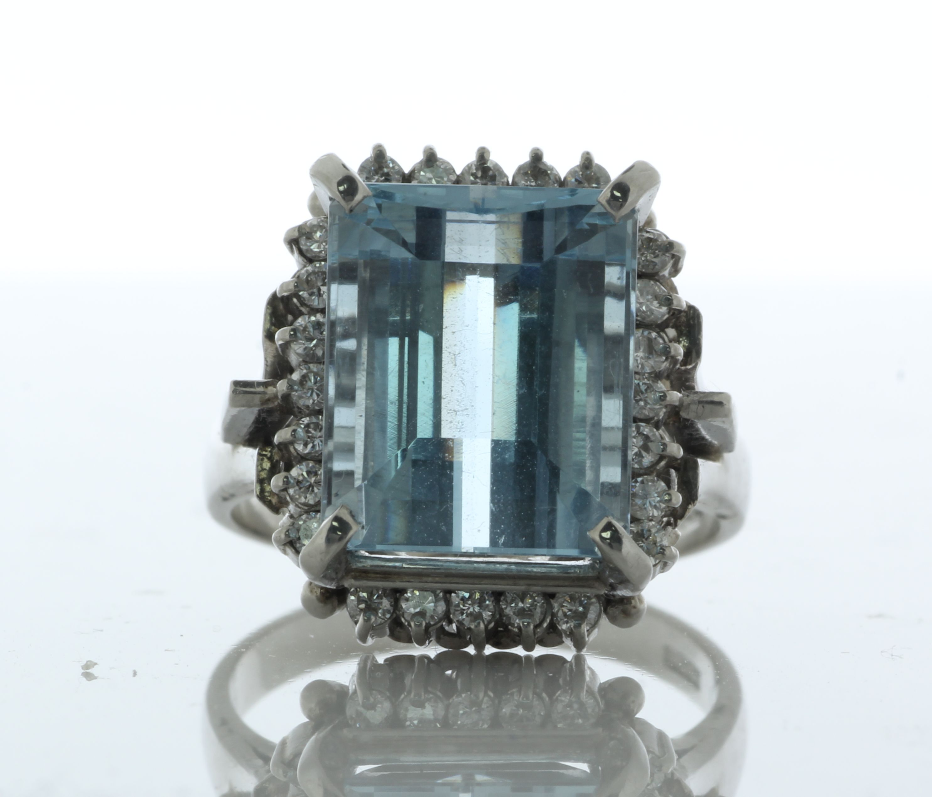 Platinum Cluster Diamond and Emerald Aqua Marine Ring (AM7.90) 0.40 Carats - Image 2 of 5