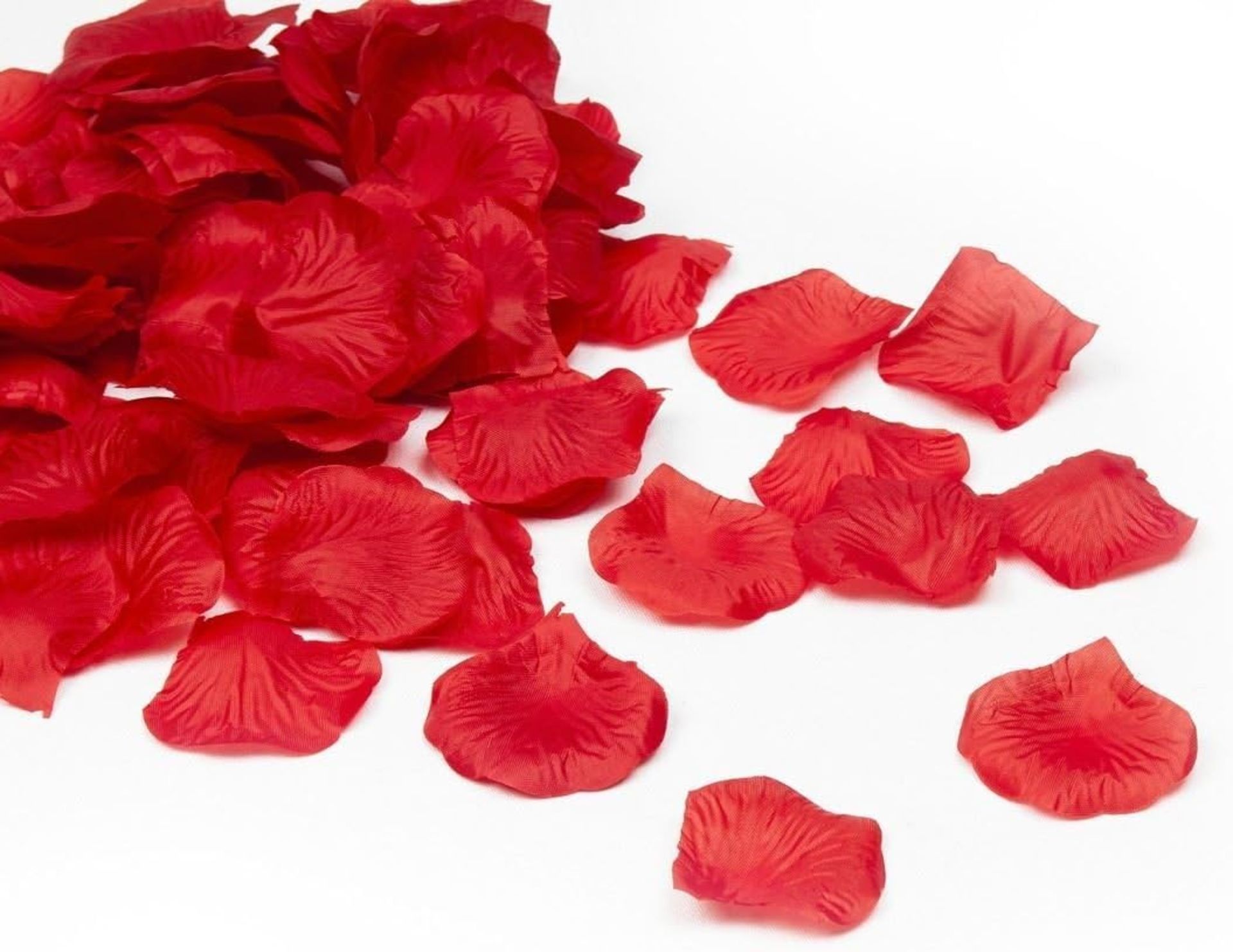 100pcs Deep Red Silk Rose Petals Valentines Day Wedding Confetti RRP£3 - Image 3 of 4