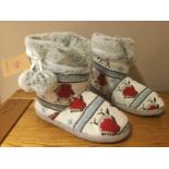 Dunlop “Robin” Cosy Fur Lined Slipper Boots With Pom Pom, Size S (3/4) - New