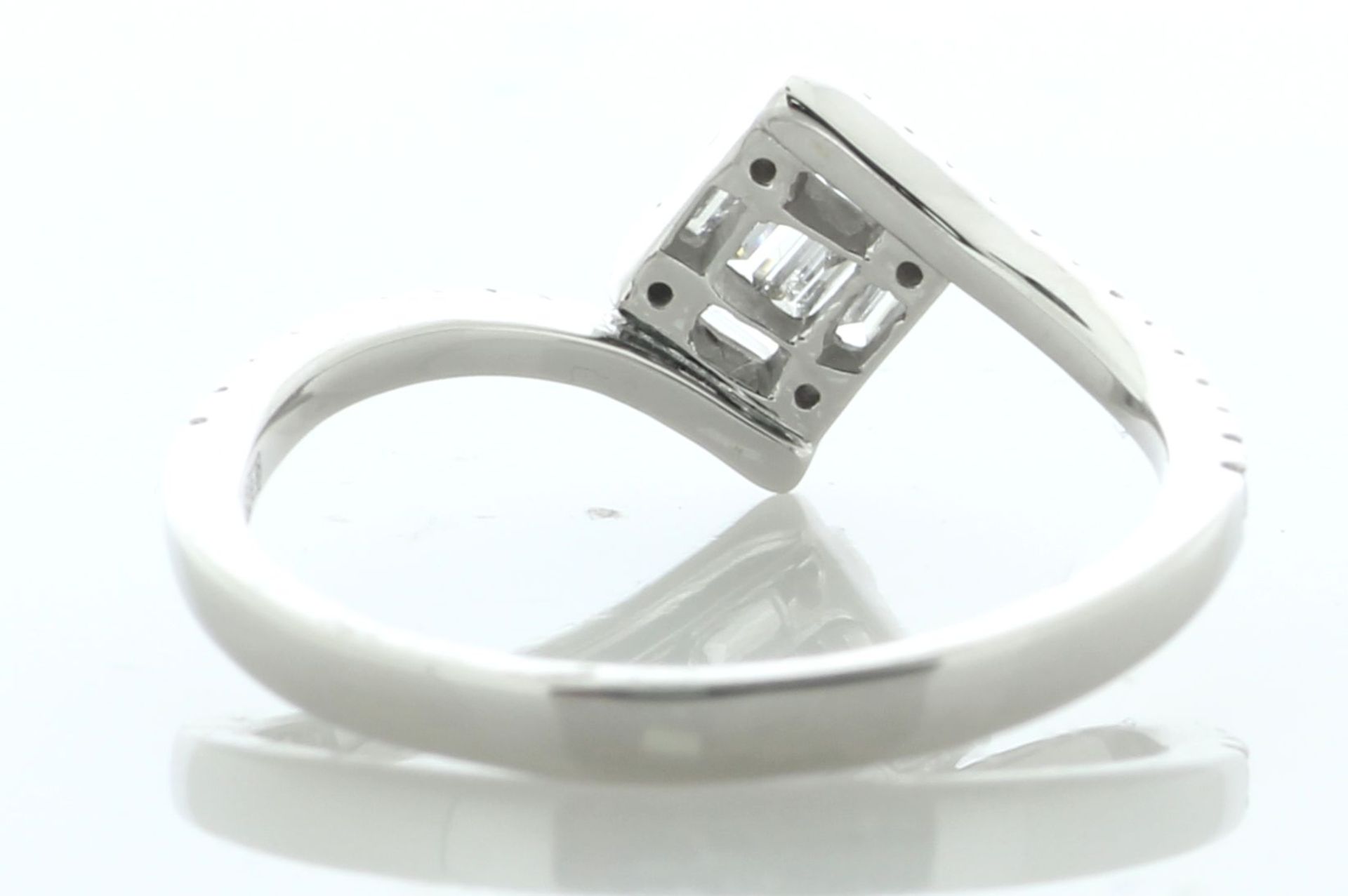 14ct White Gold Twist Top Cluster Diamond Ring 0.30 Carats - Image 5 of 7