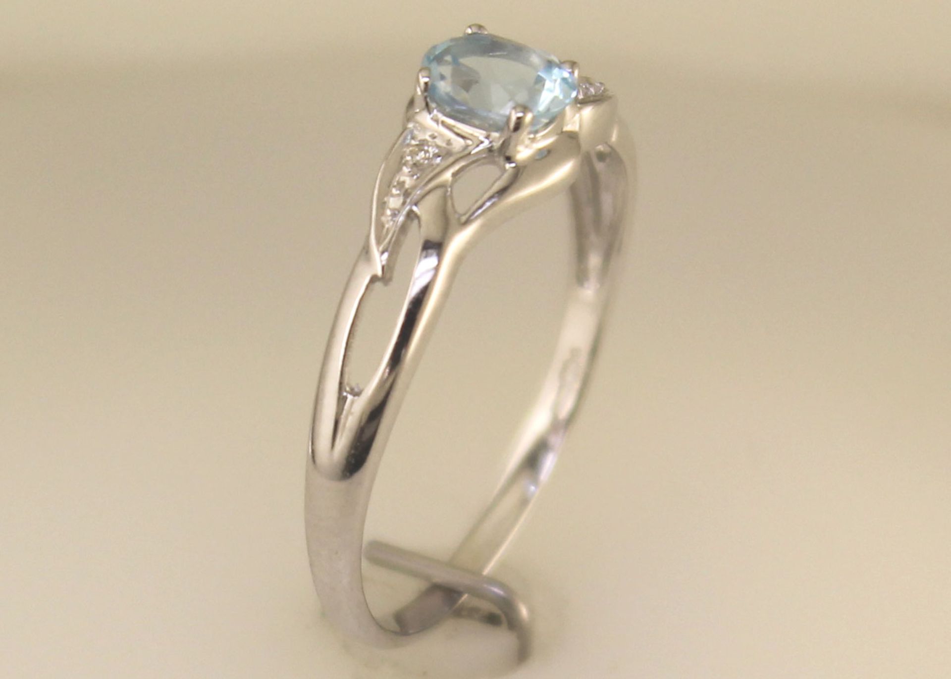 9ct White Gold Fancy Cluster Diamond and Blue Topaz Ring (BT0.50) 0.01 Carats - Image 5 of 9