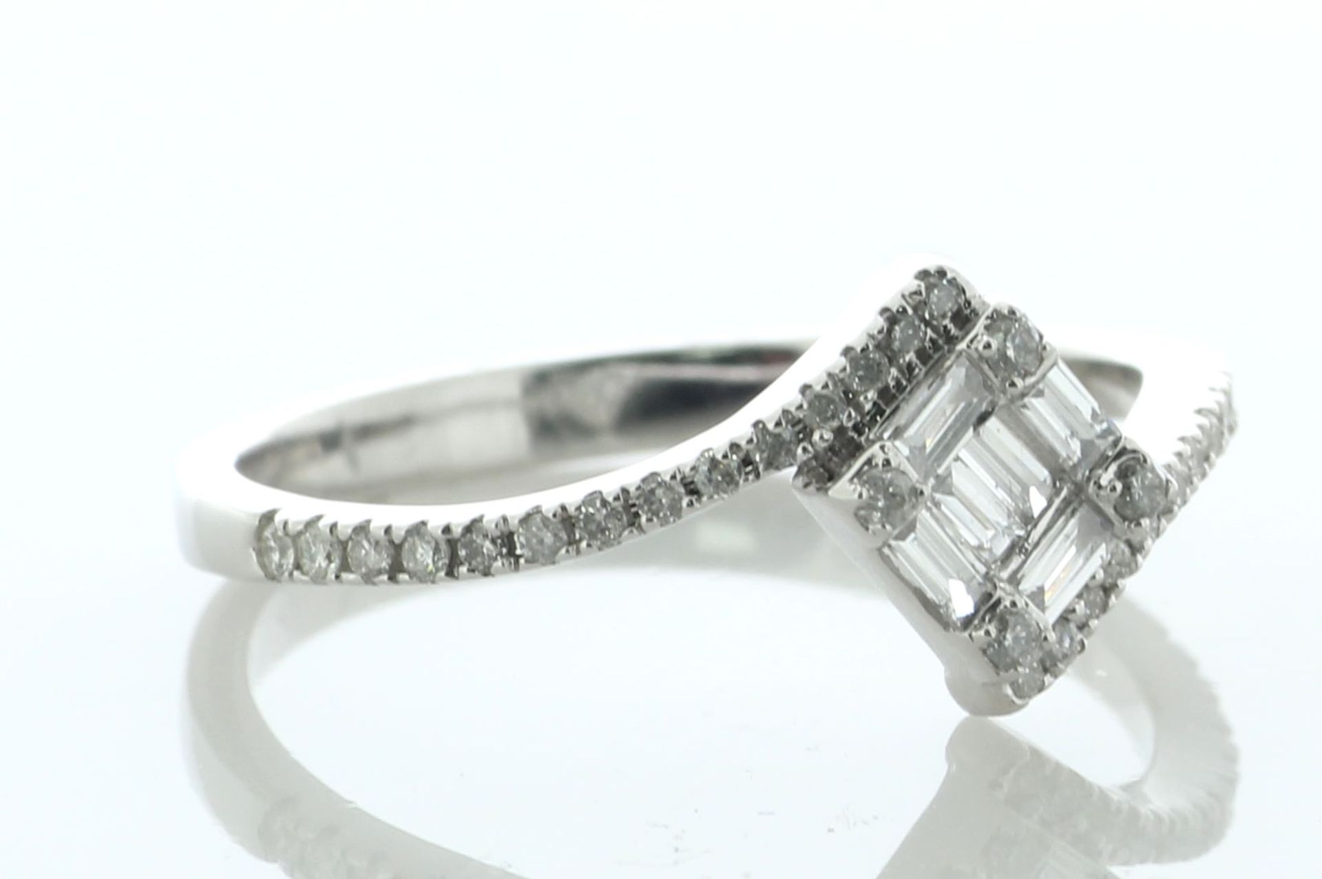 14ct White Gold Twist Top Cluster Diamond Ring 0.30 Carats - Image 2 of 7