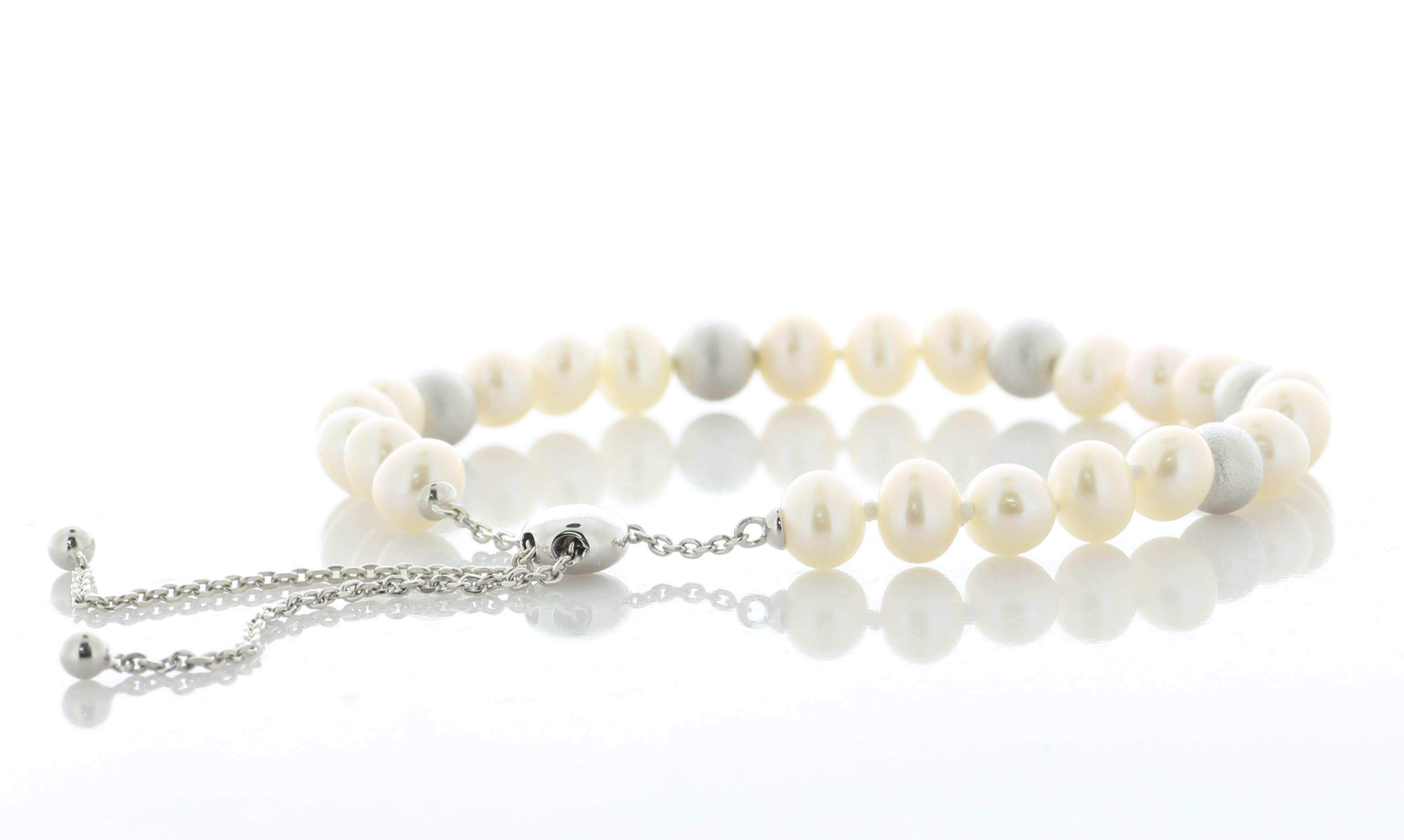 Freshwater Cultured 5.5 - 6.0mm Pearl Bracelet With Silver Clasp and Fastening - Image 2 of 3