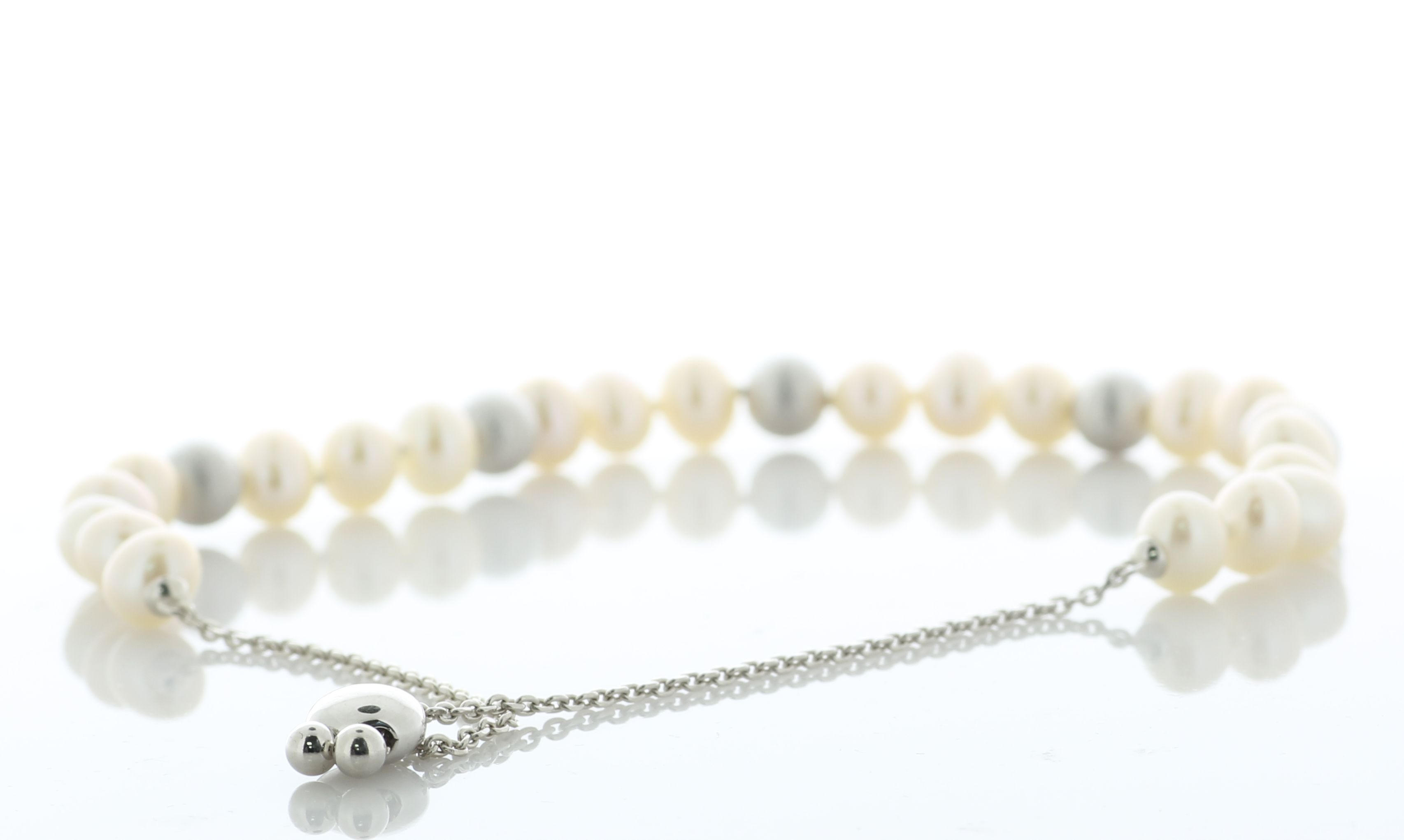 Freshwater Cultured 5.5 - 6.0mm Pearl Bracelet With Silver Clasp and Fastening - Image 3 of 3