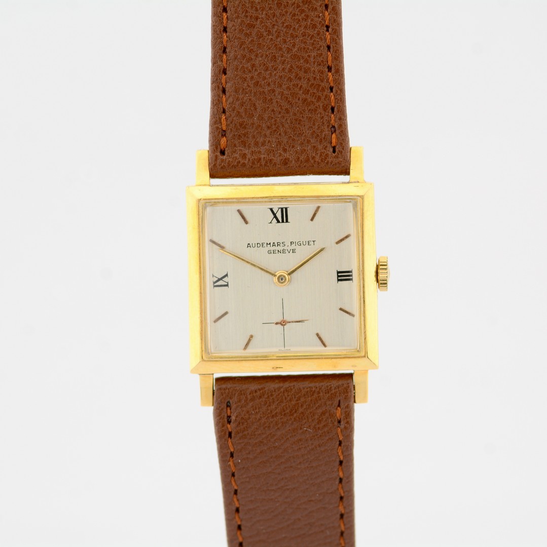Audemars Piguet / Vintage - Square - Sub Second - Unisex Yellow Gold Wristwatch - Image 6 of 12