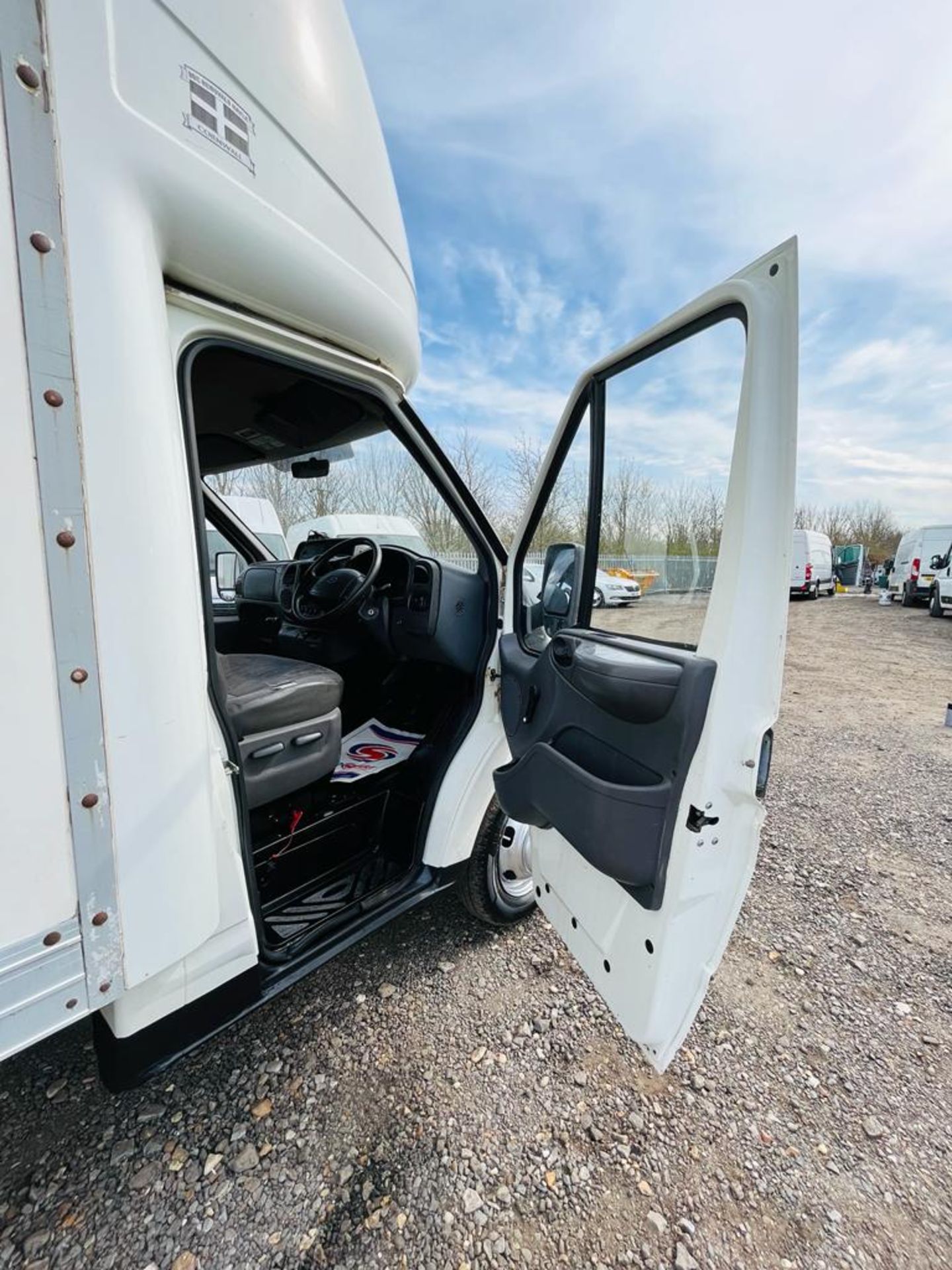 Ford Transit 2.4 T350 TDCI 110 Luton Body LWB 2.2 2006, Tail Lift – 6 Speed Manual - Image 2 of 23