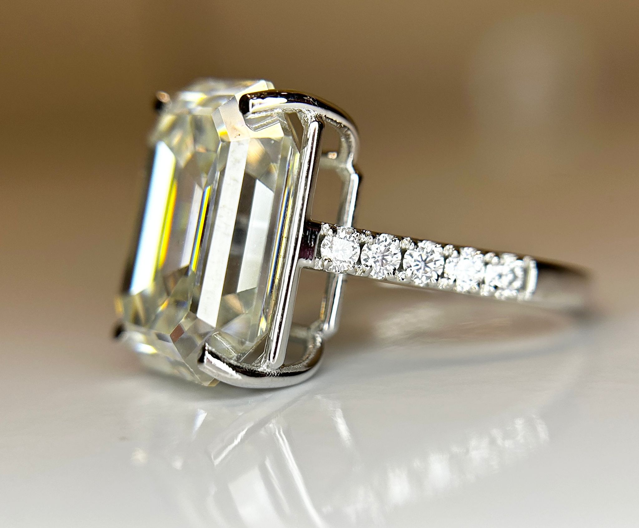 Beautiful 12.08CT Mossanite Ring With 18k Gold - Image 5 of 7