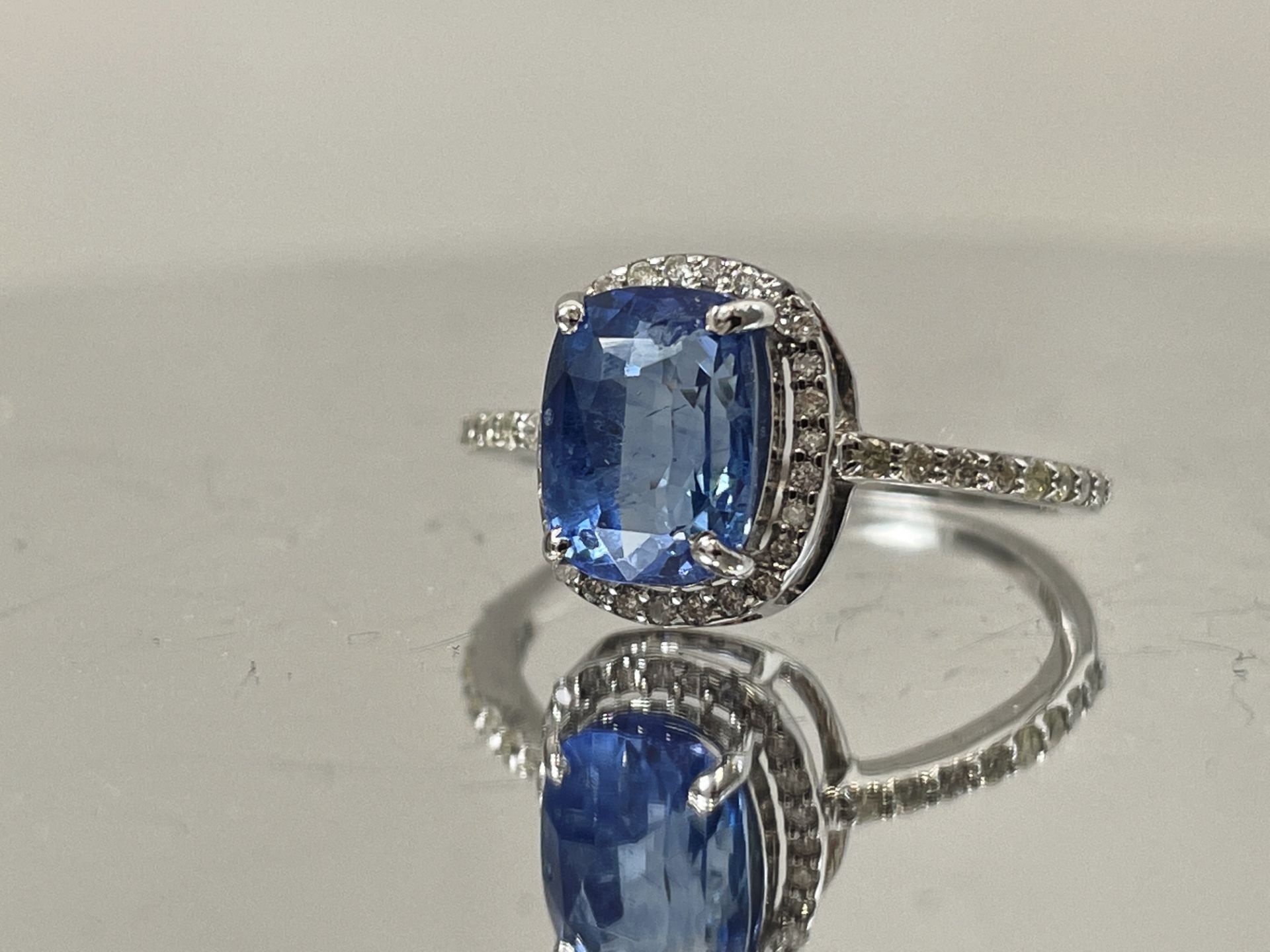 Beautiful 2.65 CT Natural Ceylon Cornflour Blue Sapphire Diamonds & 18k Gold - Image 4 of 7
