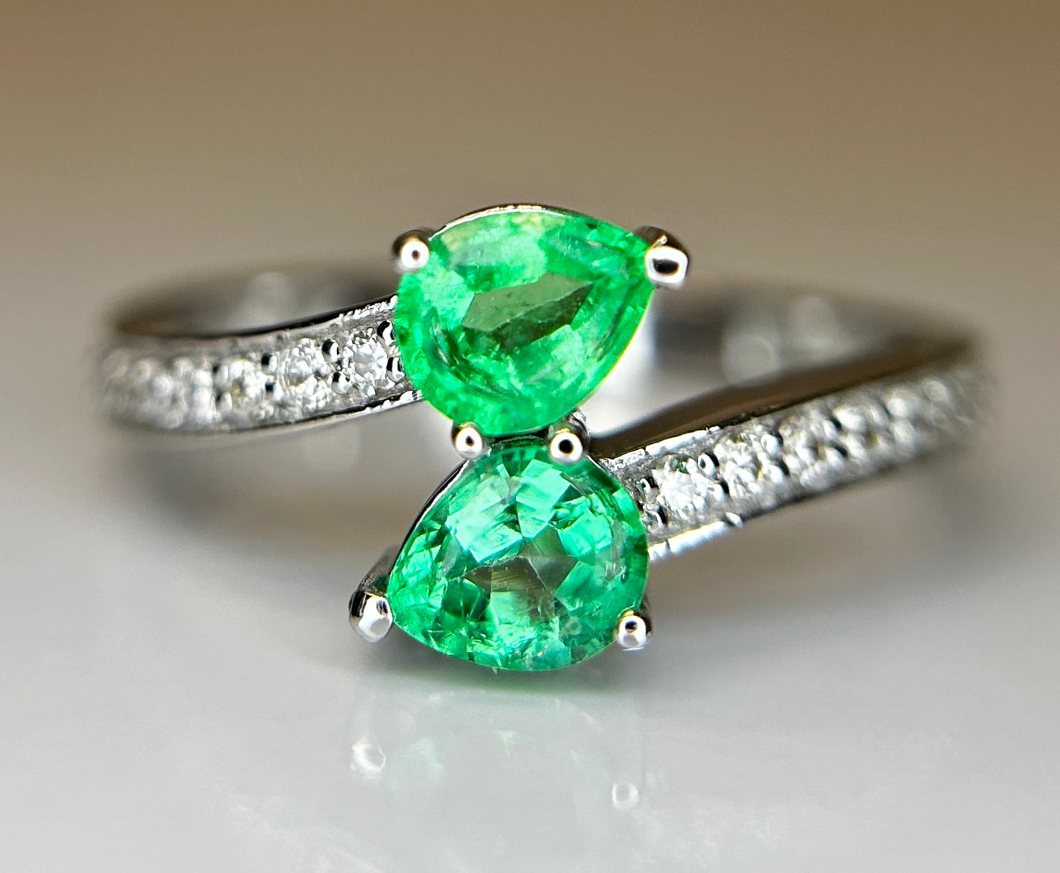 Beautiful 0.60ct Natural Emerald With Natural Diamonds & 18k White Gold - Image 3 of 7