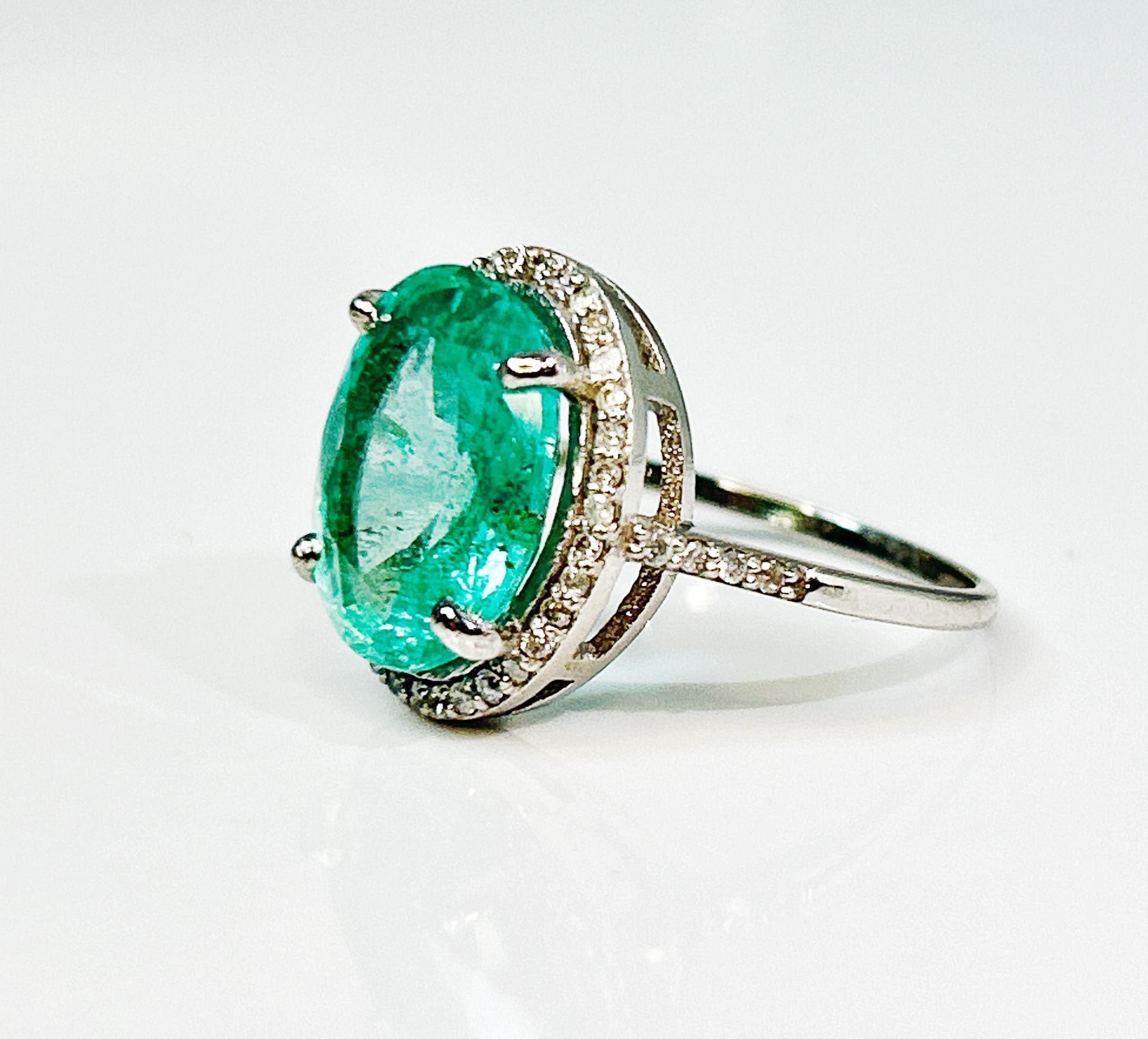 Beautiful 4.15CT Natural Untreated Columbian Emerald Ring, Diamonds & 18k Gold - Image 4 of 7
