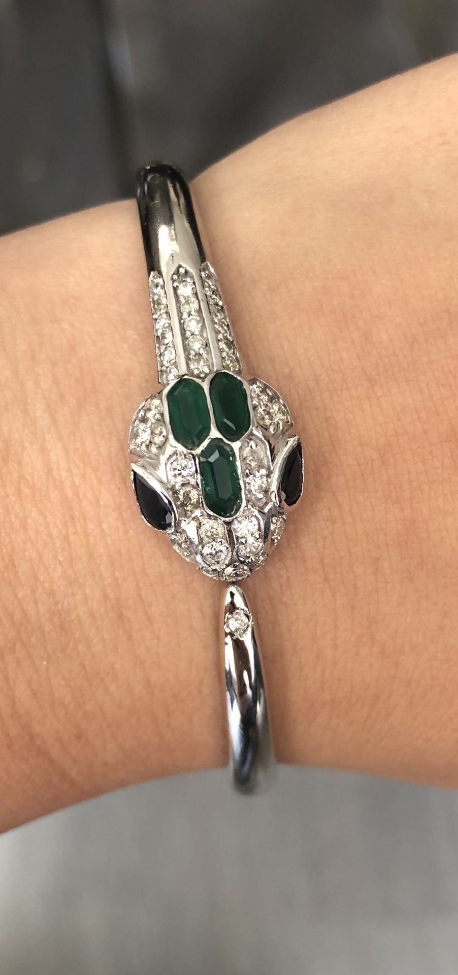 Beautiful Natural Diamond, Blue Sapphire and Green Onyx Snake Bracelet With 18k White Gold - Image 5 of 7
