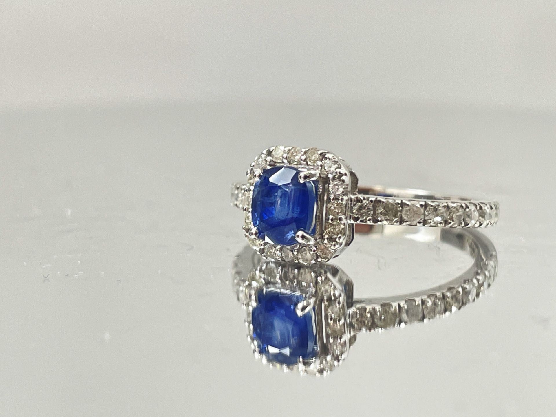 Beautiful Natural Ceylon Royal Blue Sapphire W Natural Diamonds & 18kGold - Image 2 of 6