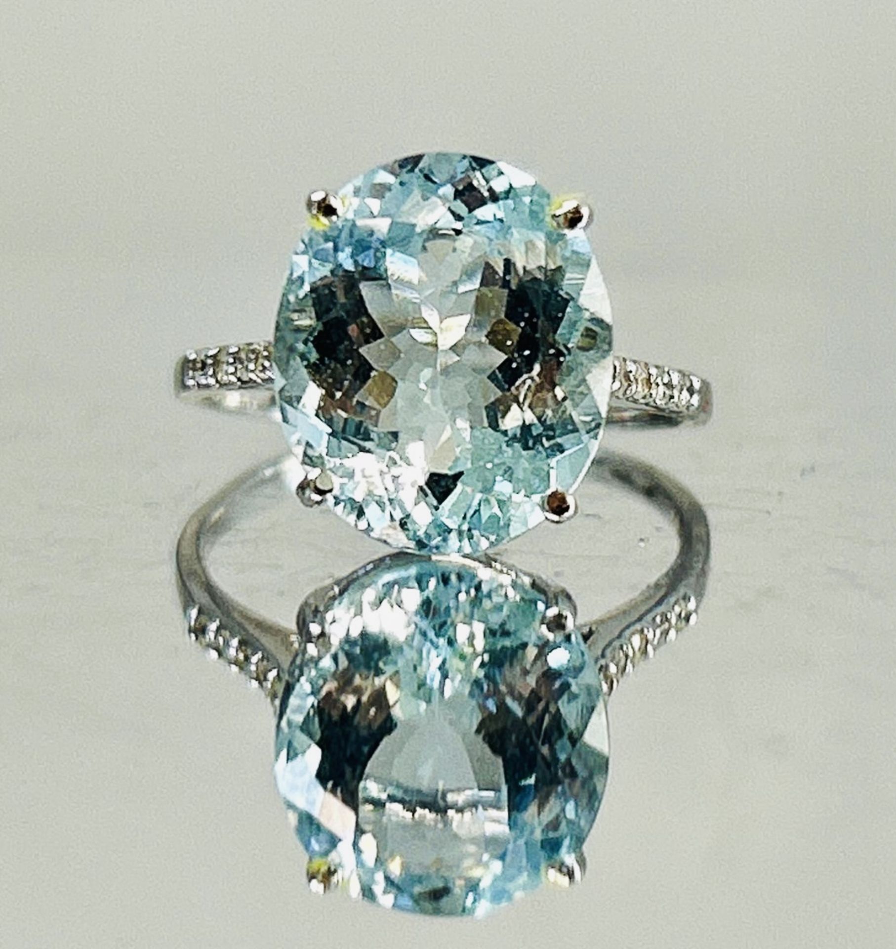 Beautiful Natural Flawless 5.81CT Aquamarine Ring With Diamonds and 18k Gold - Image 2 of 6