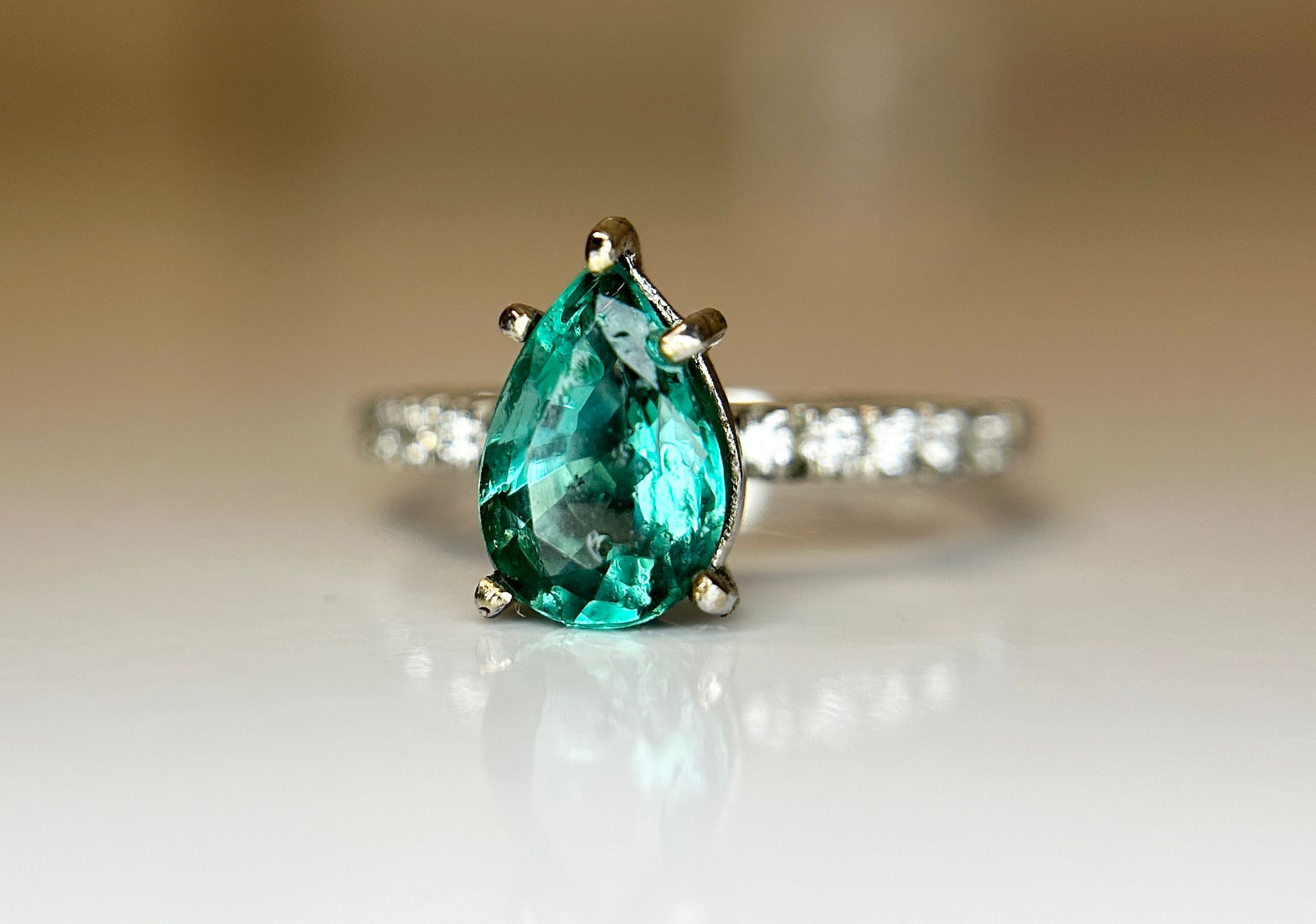 Beautiful Natural Emerald With Natural Diamonds & 18kGold - Image 2 of 6