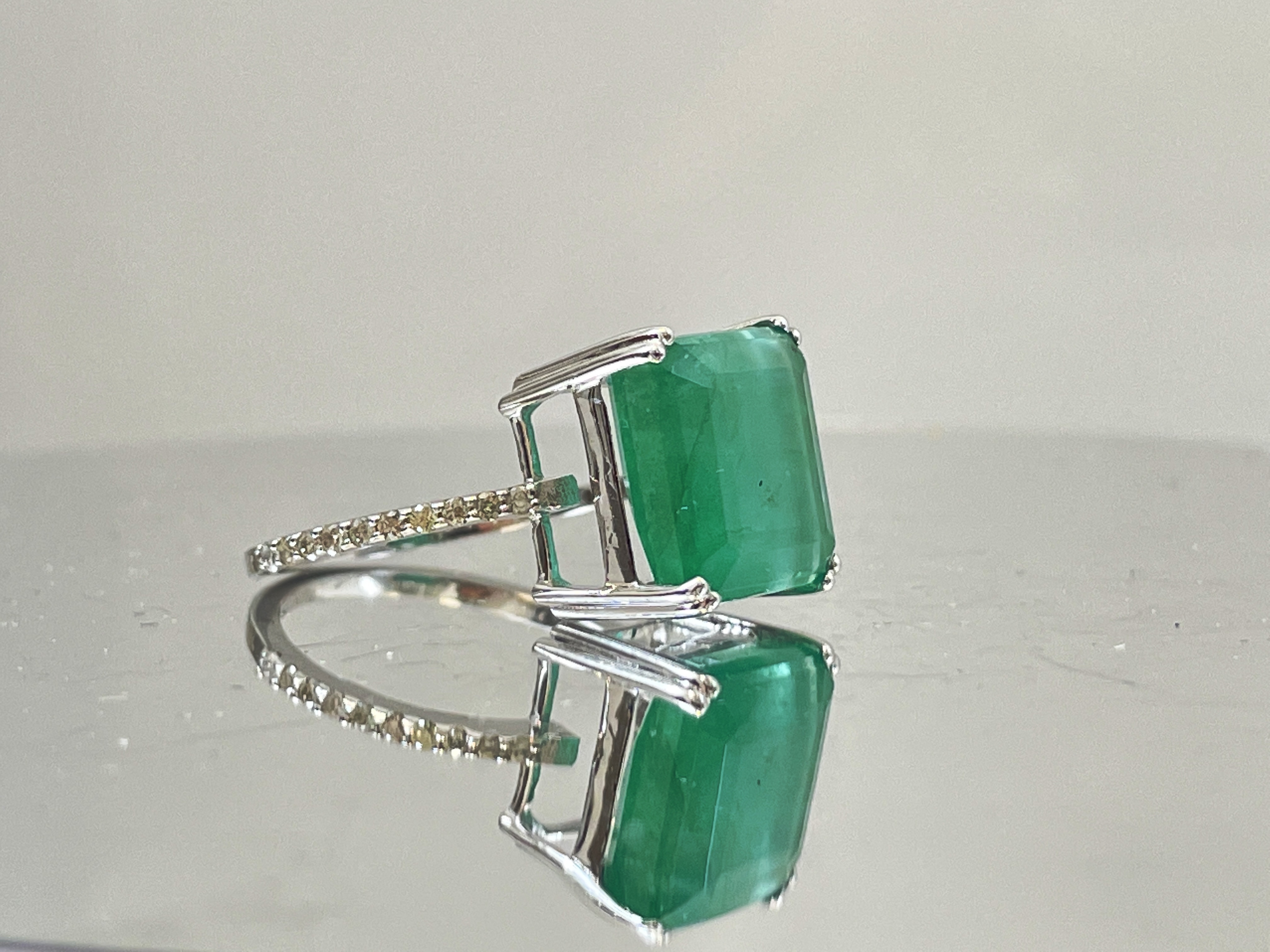 Beautiful 7.19CT Natural Emerald With Natural Diamonds & 18k White Gold - Image 5 of 9