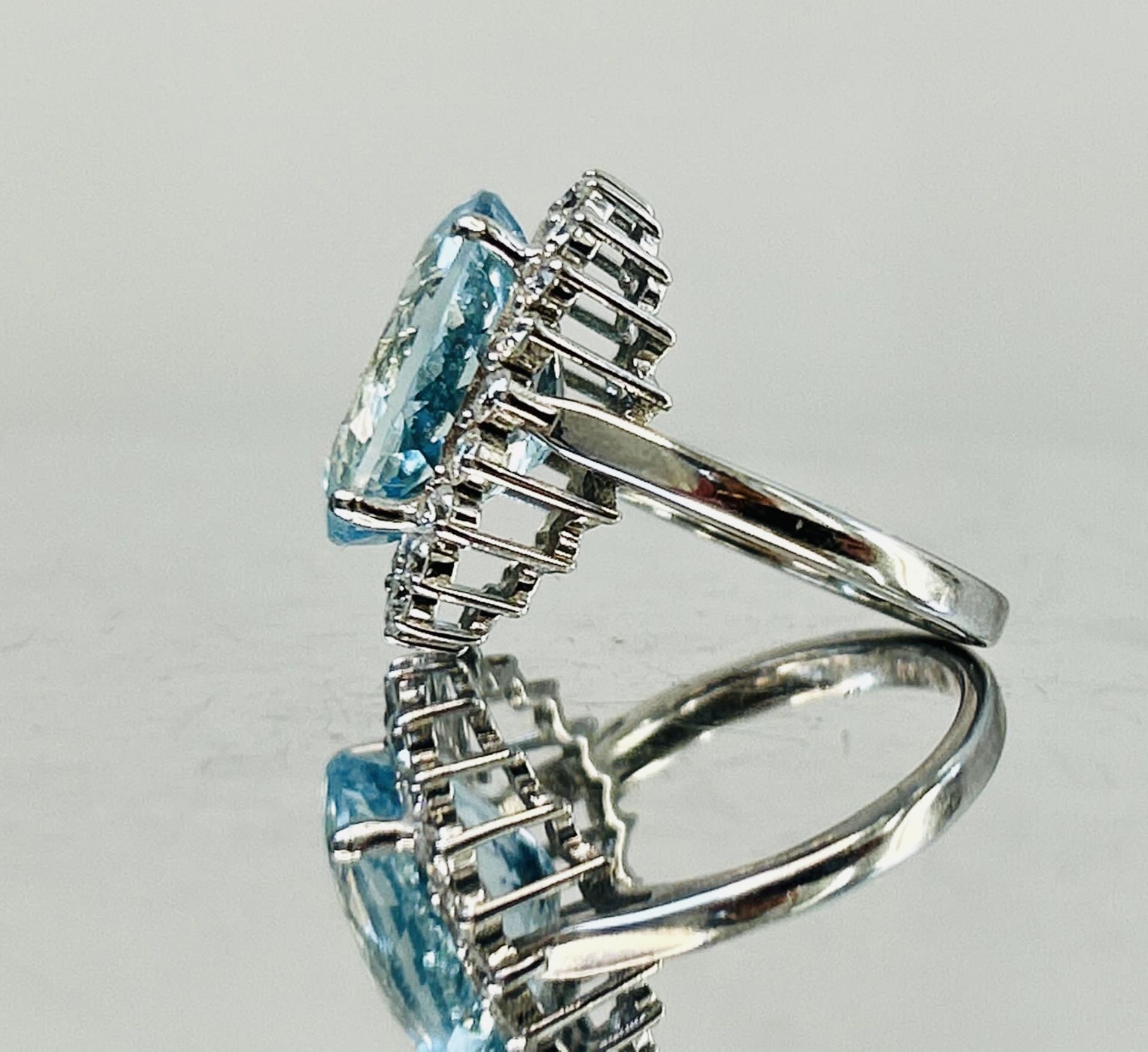 Beautiful Natural Flawless 7.30 CT Aquamarine Ring With Diamonds and 18k Gold - Image 5 of 7