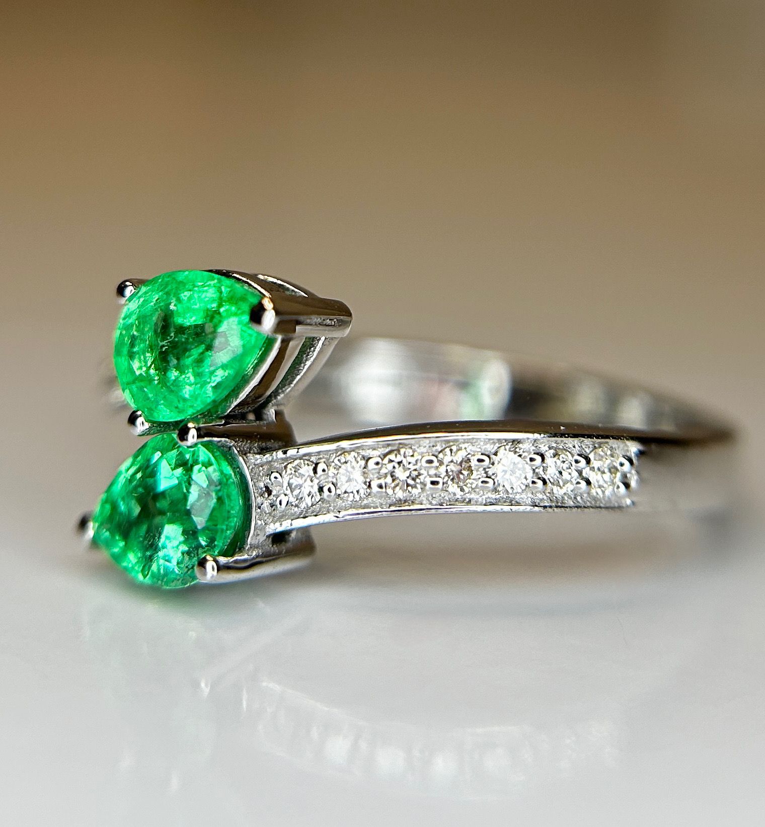 Beautiful 0.60ct Natural Emerald With Natural Diamonds & 18k White Gold - Image 4 of 7