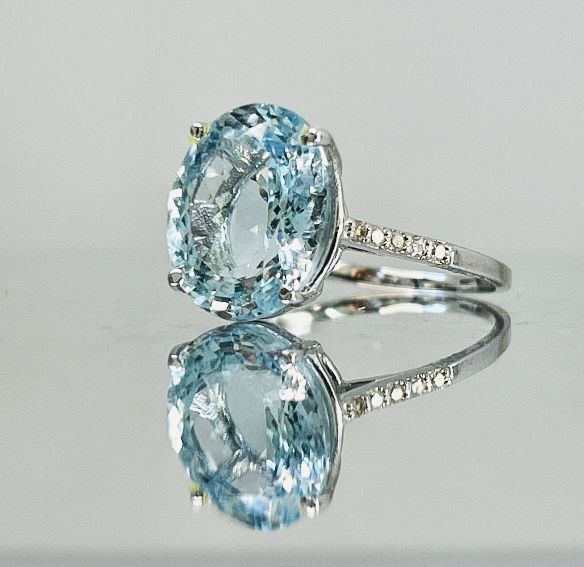 Beautiful Natural Flawless 5.81CT Aquamarine Ring With Diamonds and 18k Gold - Image 3 of 6