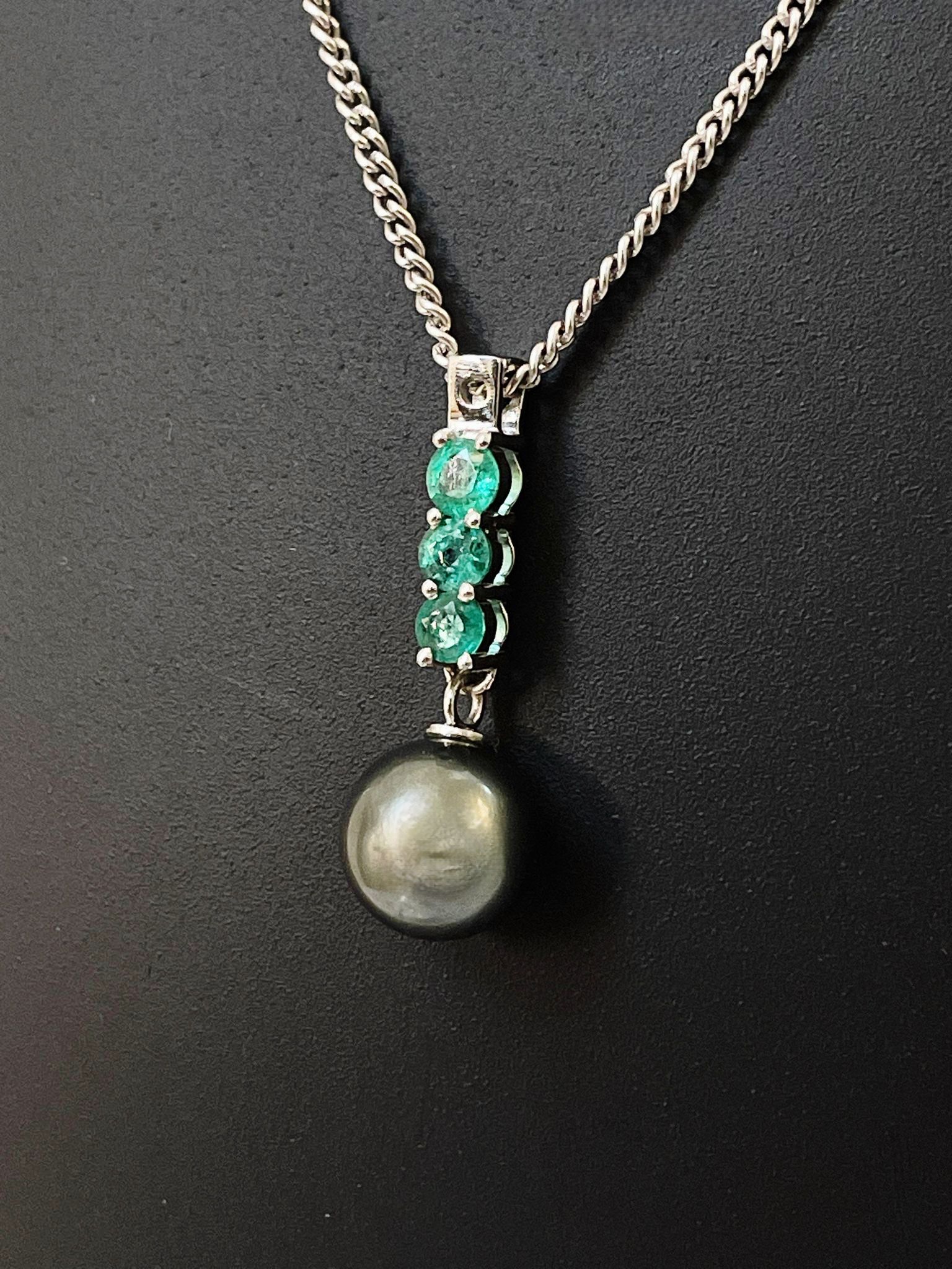 Beautiful 9.25CT Natural Tahitian Pearl With Emerald & Platinum Pendant - Image 3 of 5